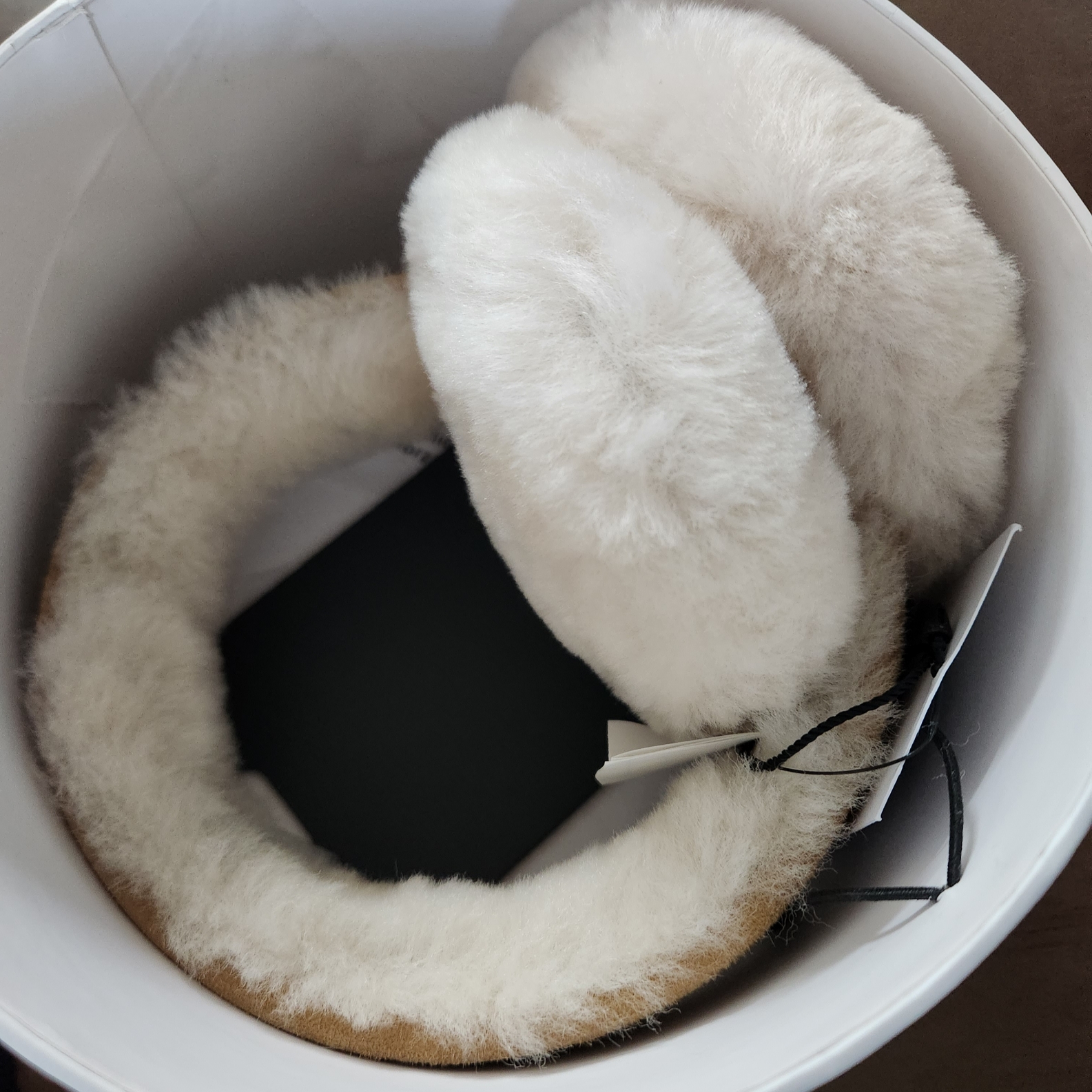 (W) UGG Embroidered Logo Earmuff Chestnut 착용 스타일 - 2
