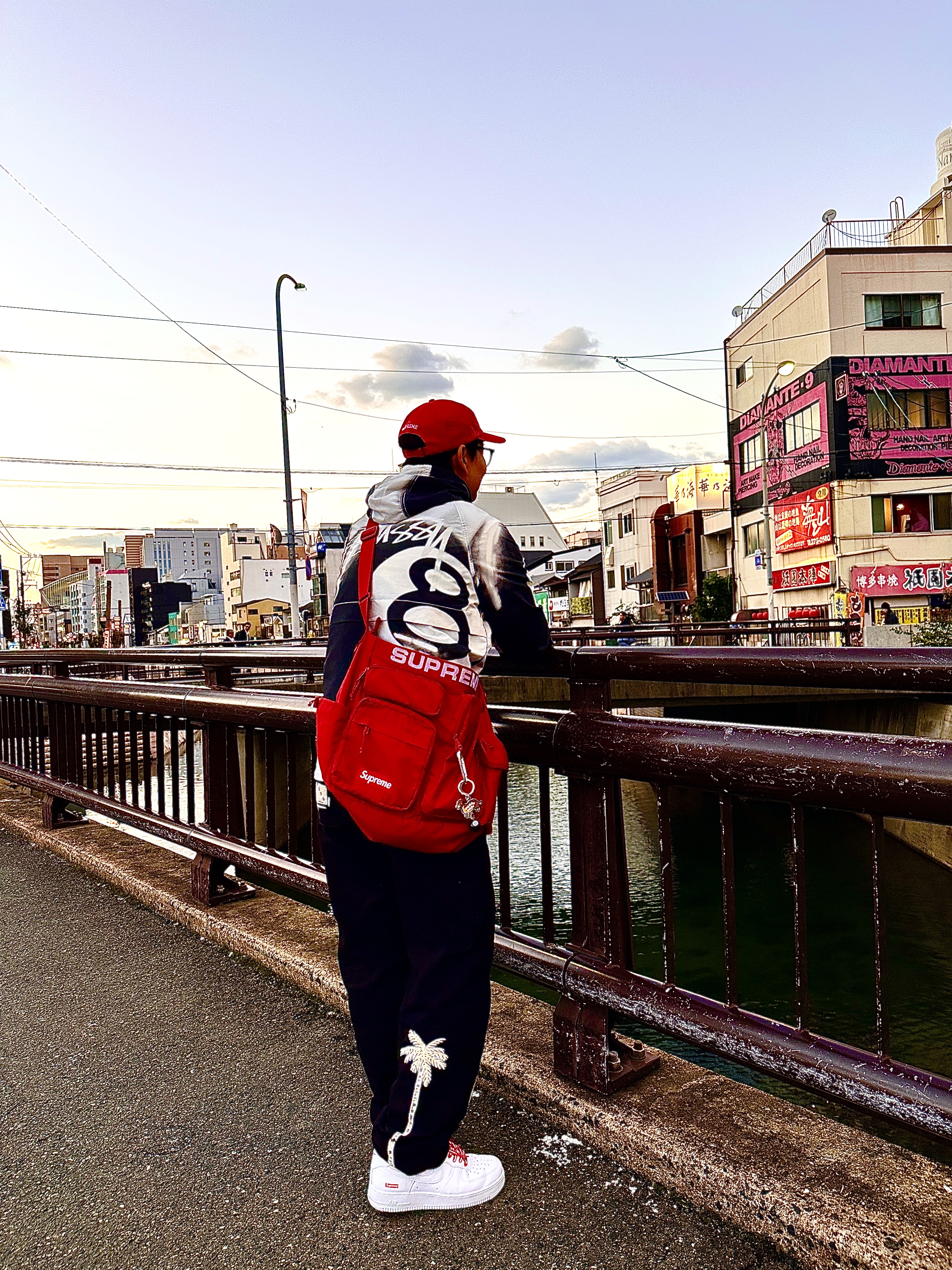 Stussy 8 Ball Beach Shell Jacket Greyscale, Supreme Field Messenger Bag Red - 23SS 착용 스타일 - 2