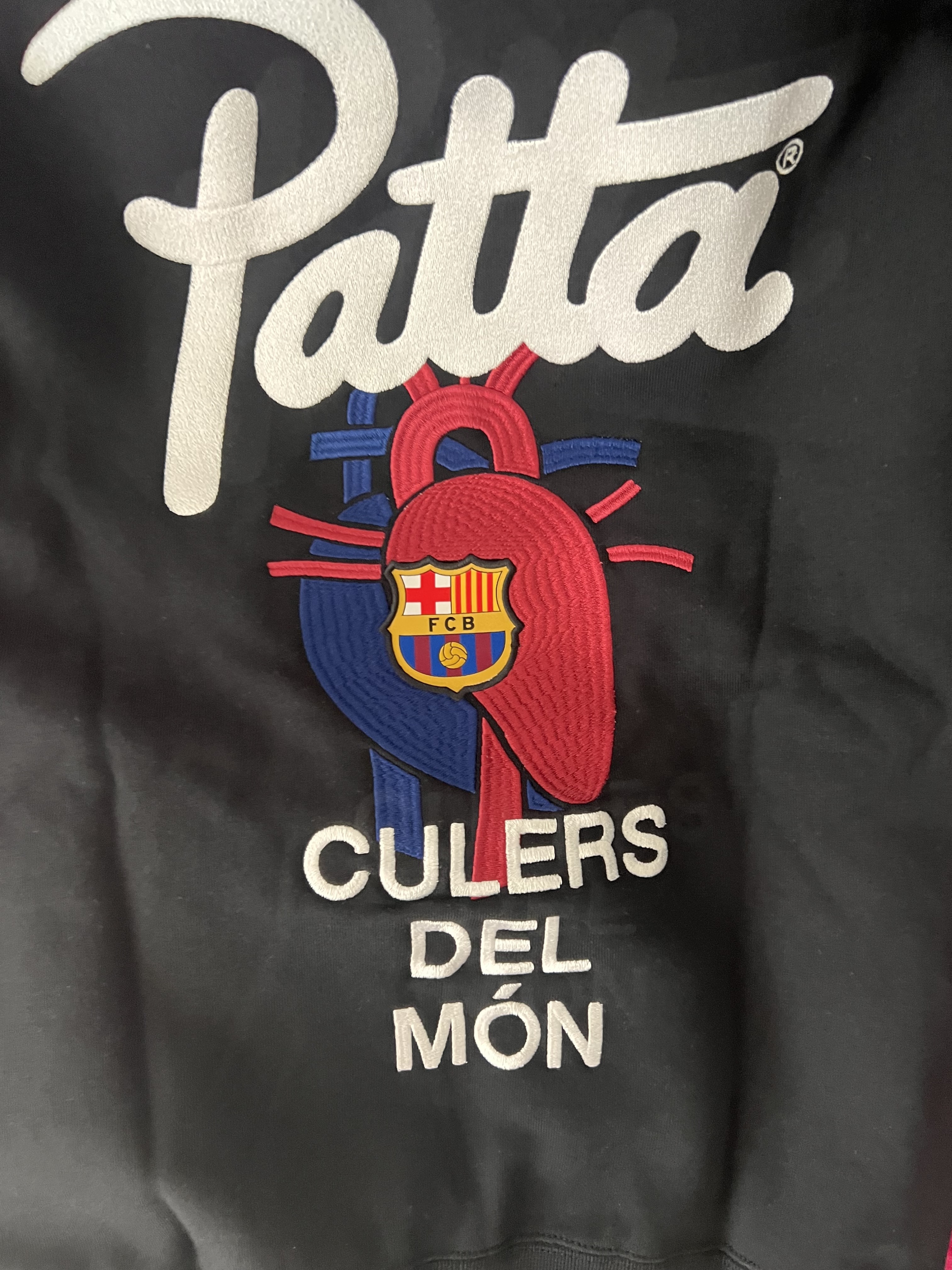 Nike x Patta x FC Barcelona Solo Swoosh Hoodie Culers del Món (FD4147-010), Nike x Patta x FC Barcelona Max90 T-Shirt Culers del Món (FJ4208-010) 착용 스타일 - 2
