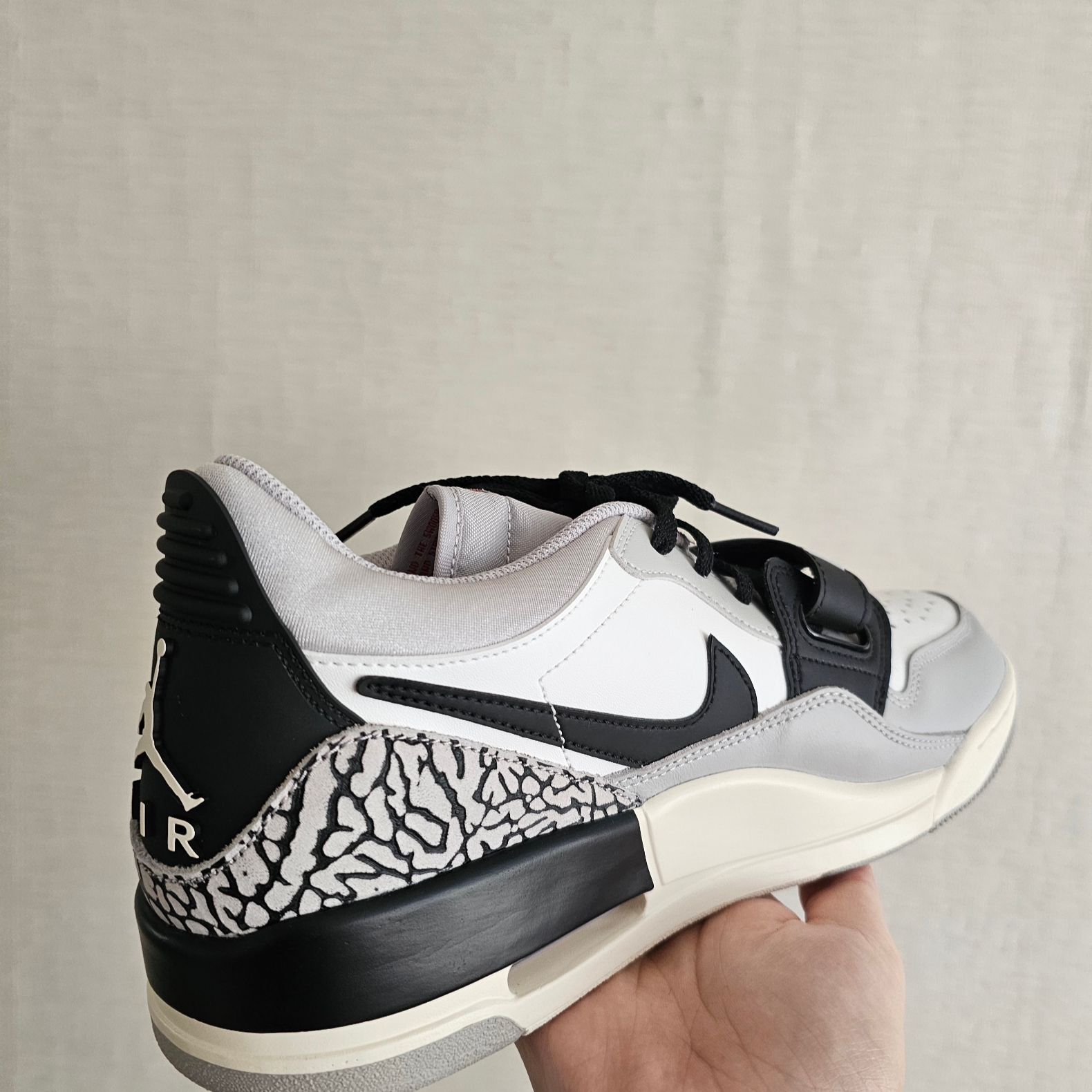 Jordan Legacy 312 Low Tech Grey 착용 스타일 - 3