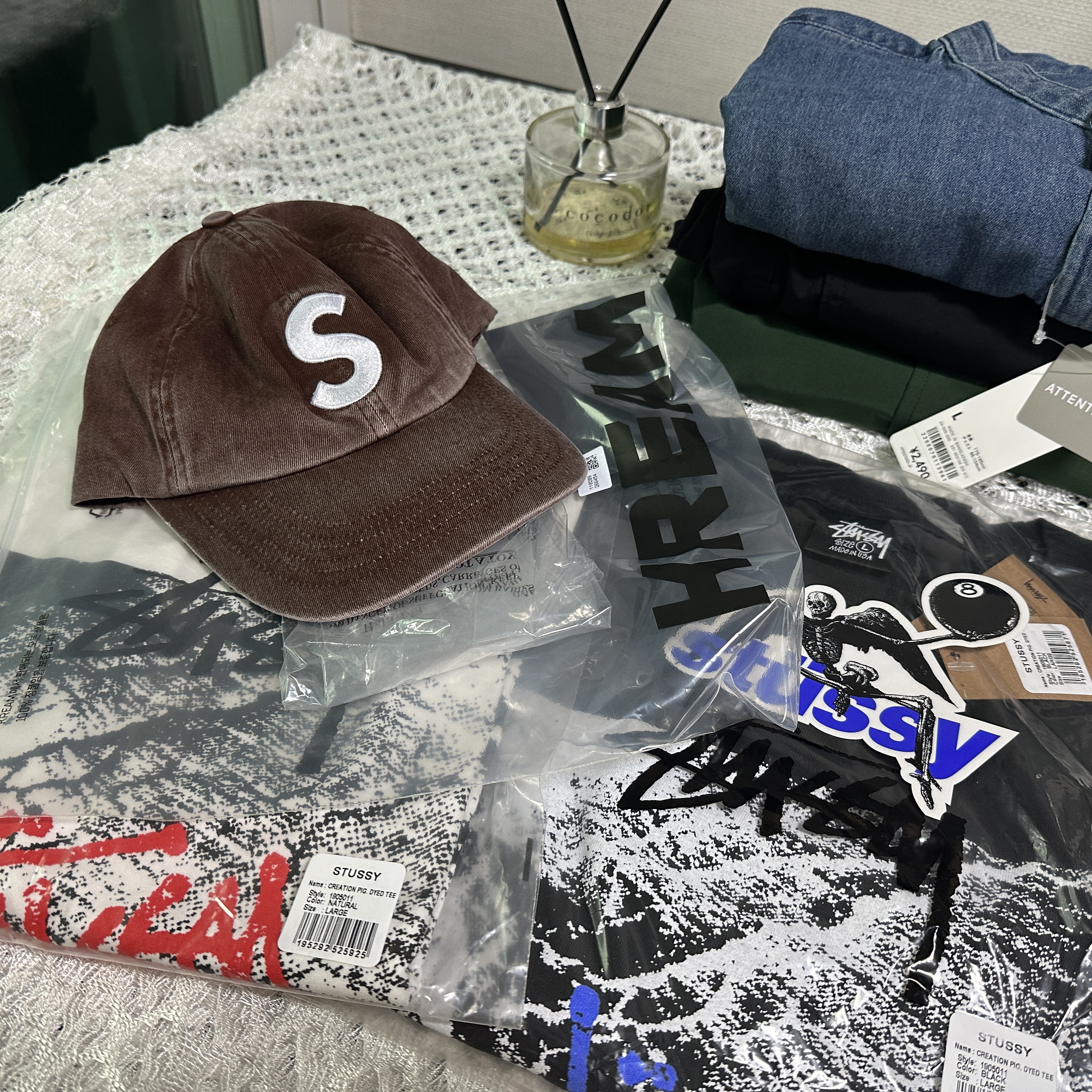 Supreme Pigment Print S Logo 6-Panel Brown - 23FW, Stussy Creation T-Shirt Pigment Dyed Black 착용 스타일 - 2