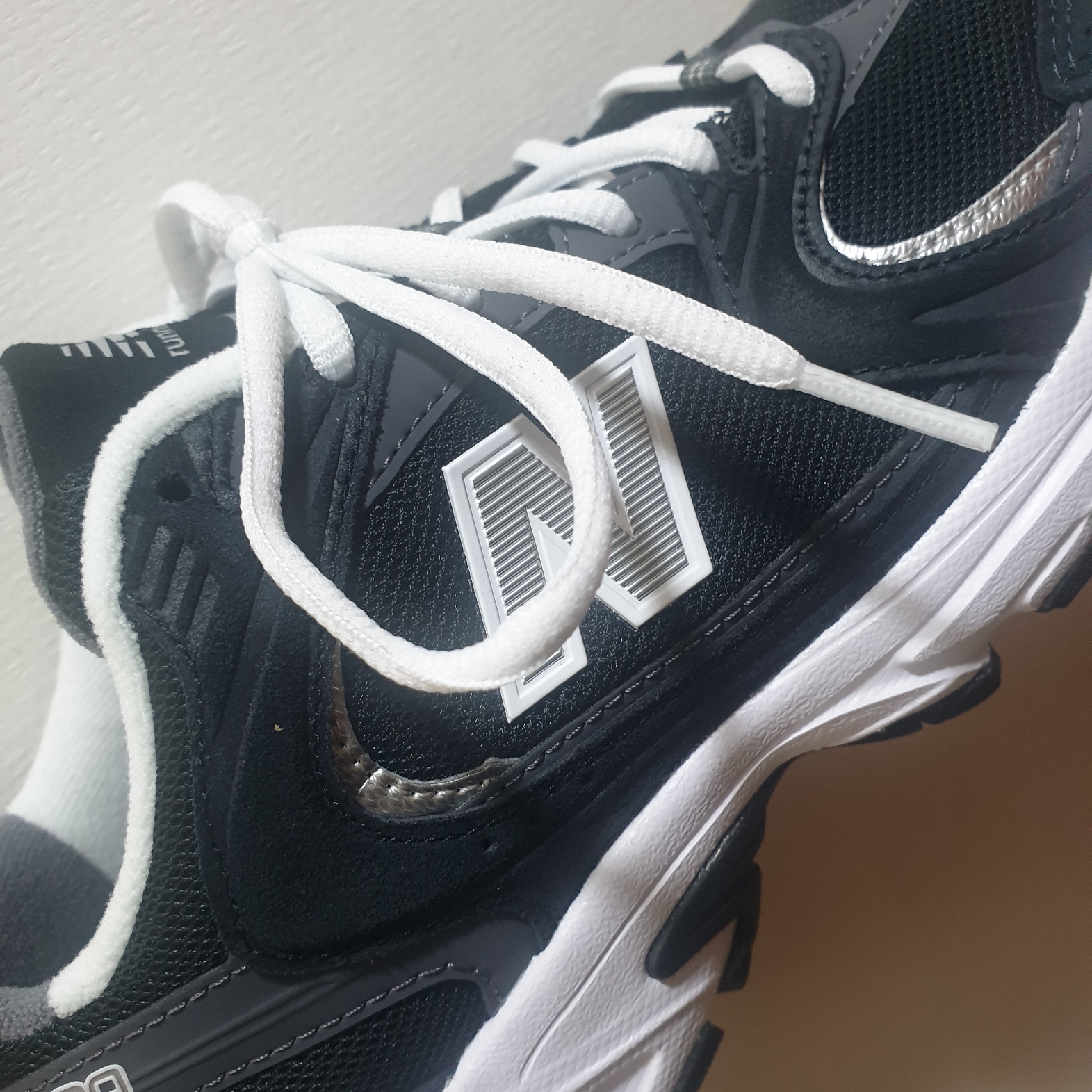 New Balance 530 Classic Black 착용 스타일 - 2