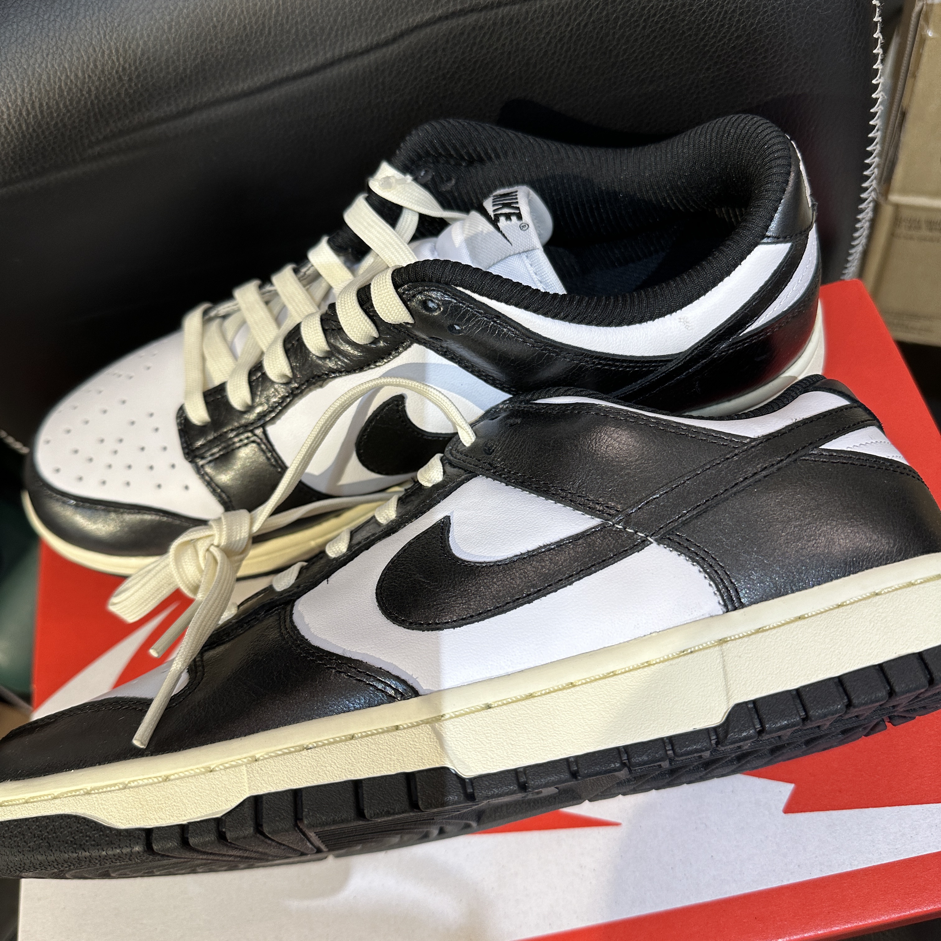(W) Nike Dunk Low Vintage Black and White 착용 스타일 - 1