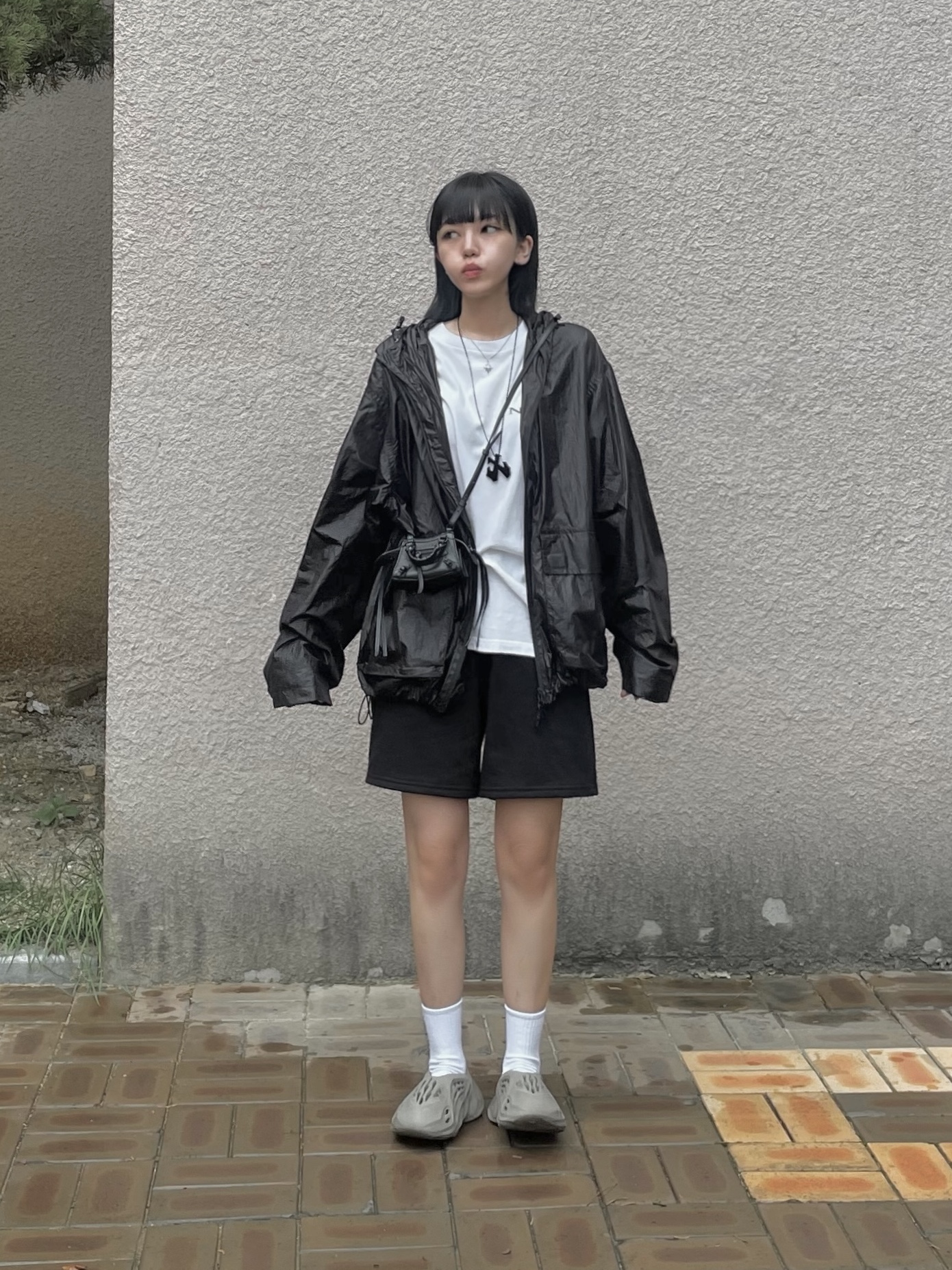 Adidas Yeezy Foam RNNR Stone Sage, Balenciaga Grained Calfskin Neo Classic Super Nano Handbag Black 착용 스타일 - 1