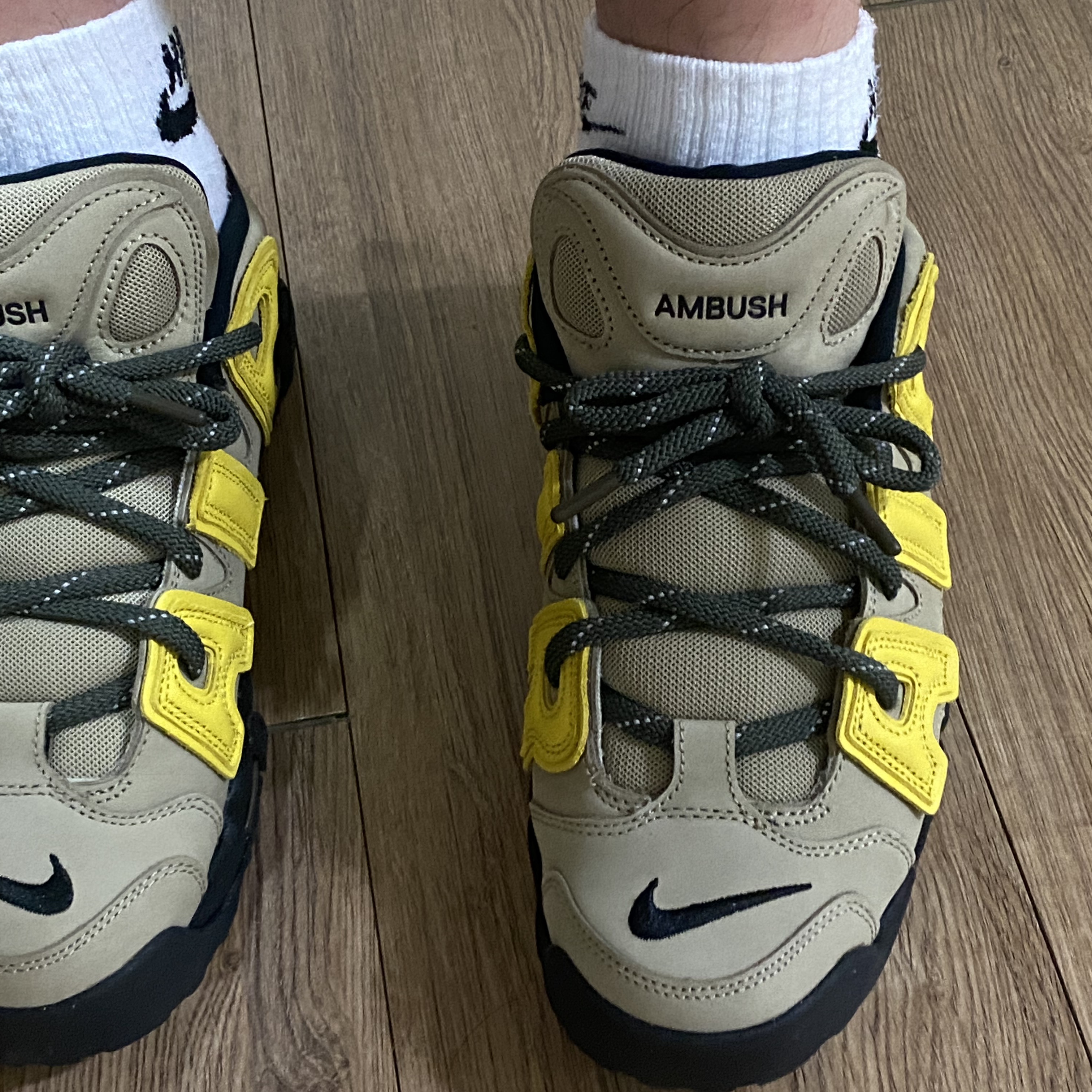 Nike x Ambush Air More Uptempo Low Vivid Sulfur and Limestone 착용 스타일 - 2