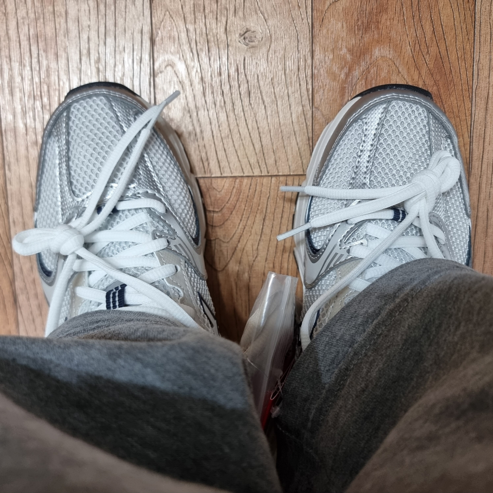 New Balance 530 Steel Grey 착용 스타일 - 1