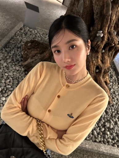 (W) Vivienne Westwood Ripped Cardi Cream 착용 스타일