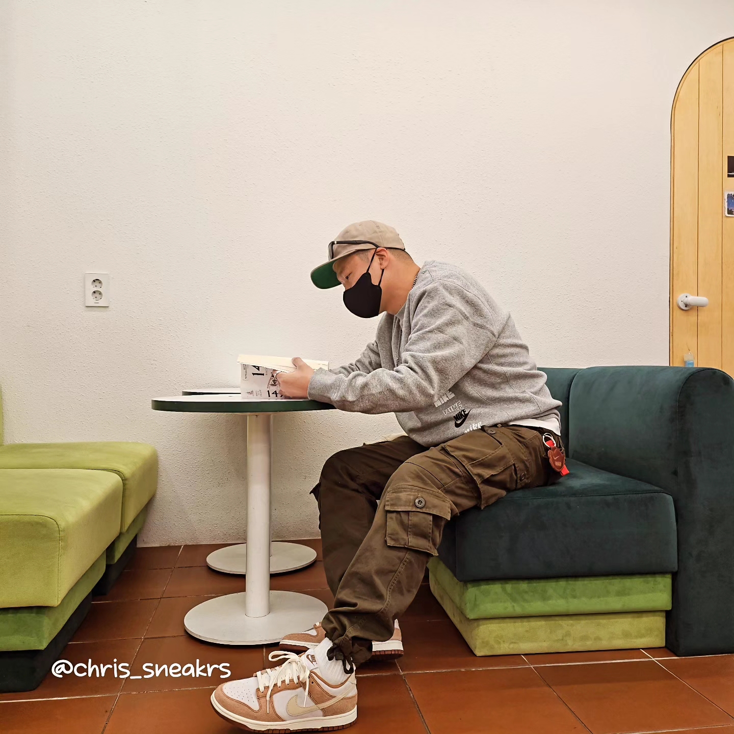 Stussy Basic Strapback Cap Khaki, Supreme Webbing Keychain Red - 23SS 착용 스타일 - 5