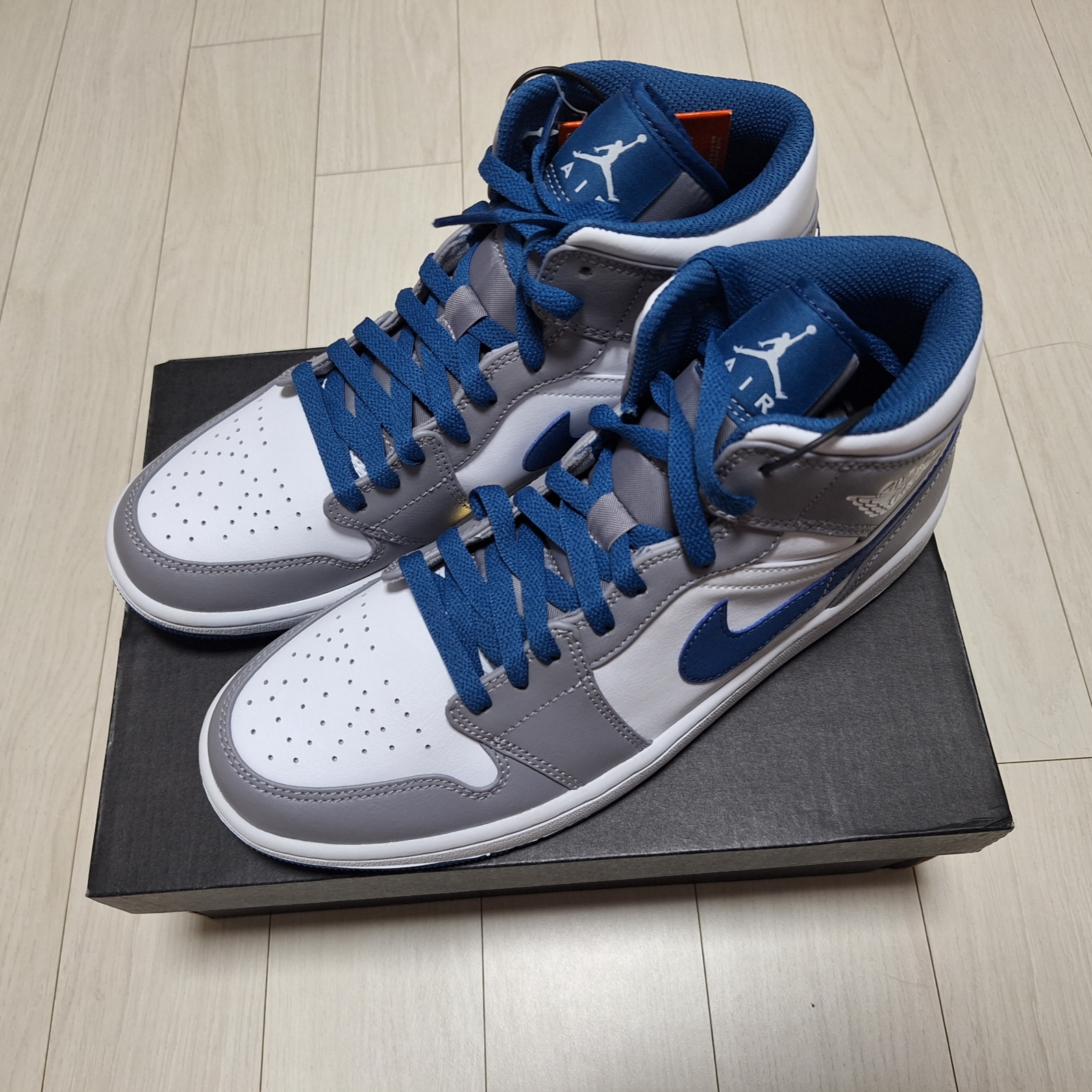 Jordan 1 Mid Cement Grey True Blue 착용 스타일 - 2