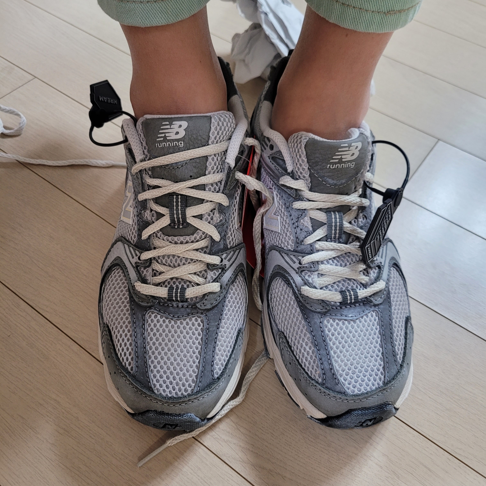 New Balance 530 Premium Vintage Grey Matter 착용 스타일 - 1