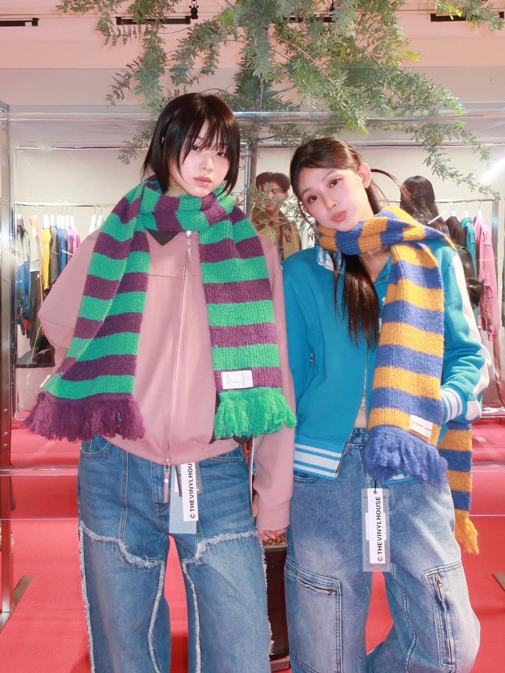 Thevinylhouse Mohair Striped Scarf Green, Thevinylhouse Mohair Striped Scarf Red 착용 스타일 - 2