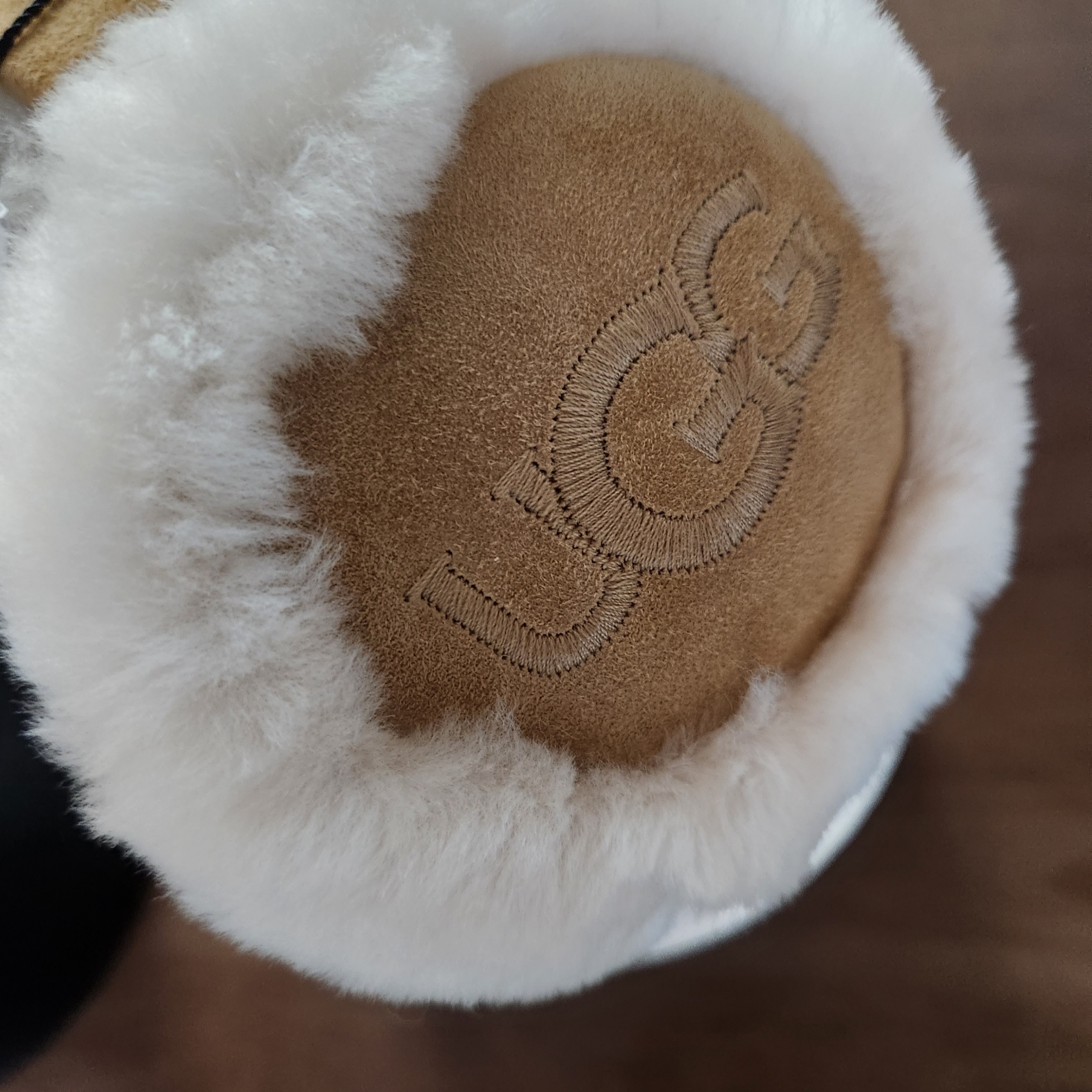 (W) UGG Embroidered Logo Earmuff Chestnut 착용 스타일 - 3