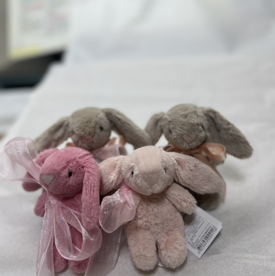 Jellycat Bashful Bunny Bag Charm Pink 착용 스타일
