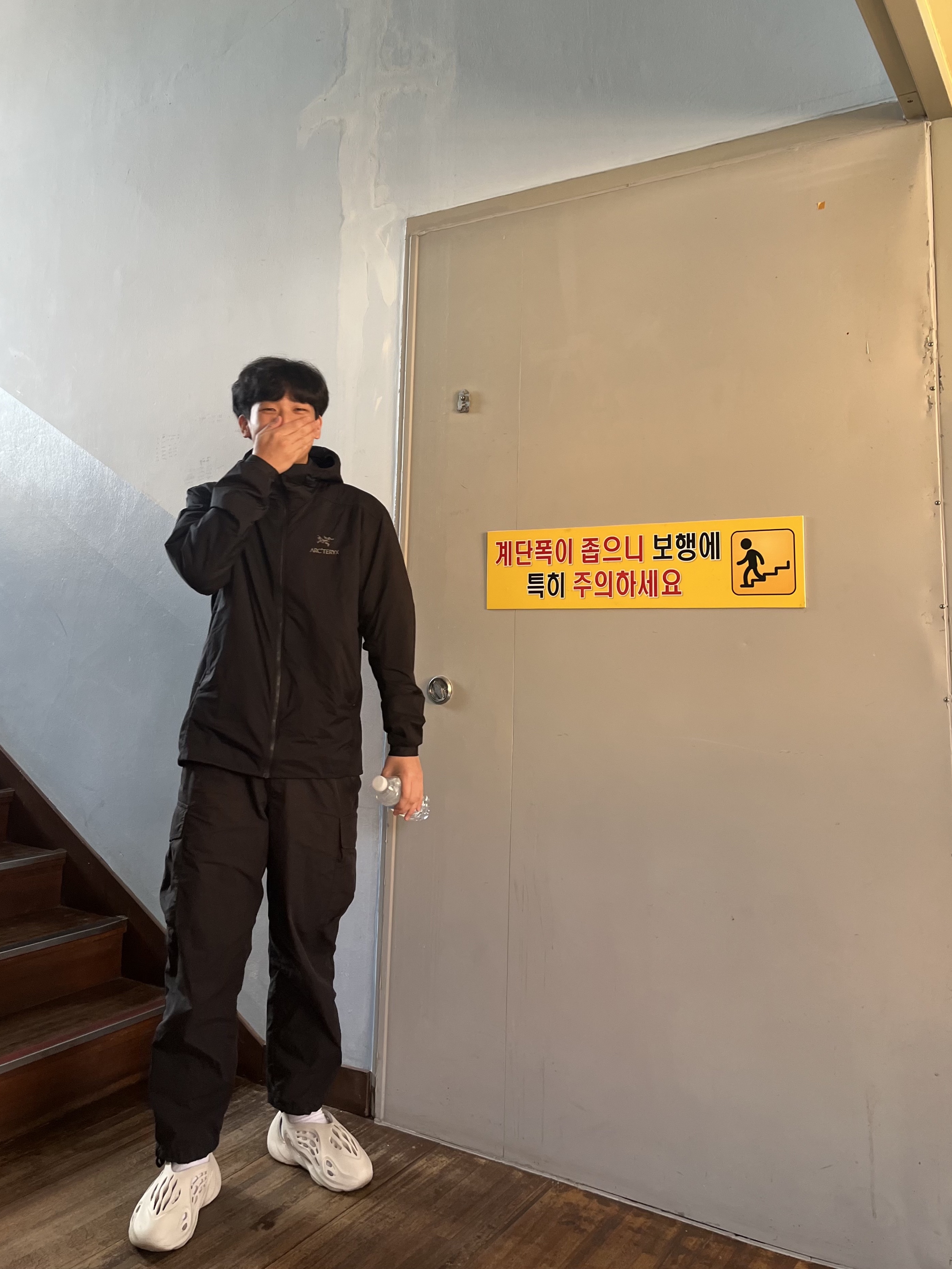 Arc'teryx Atom Hoody Black, Adidas Yeezy Foam RNNR Ararat 착용 스타일 - 1