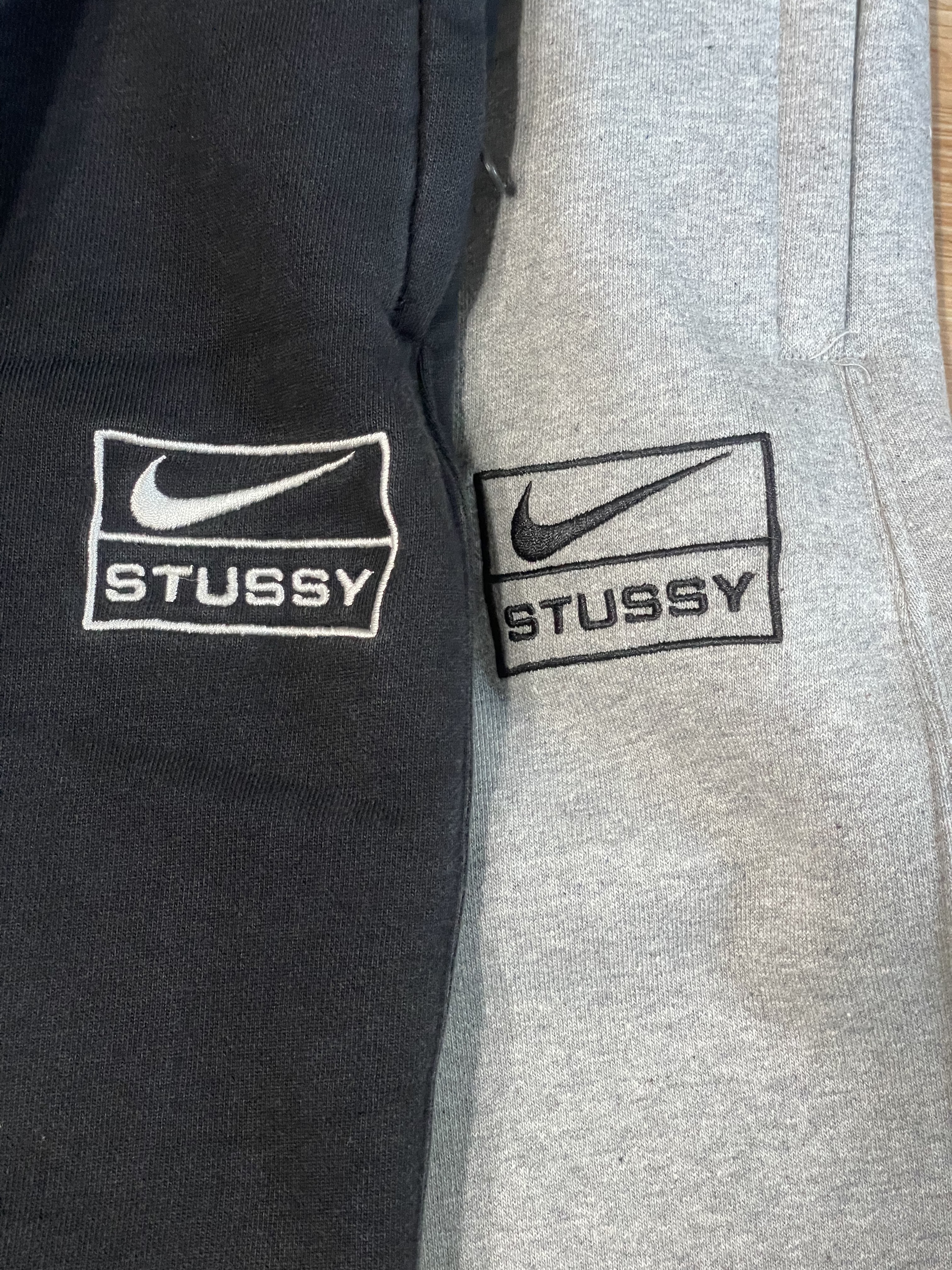 Nike x Stussy NRG RA Washed Fleece Pants Black (DN4031-010), Nike x Stussy NRG RA Fleece Pants Dark Grey Heather (DJ9490-063) 착용 스타일 - 1