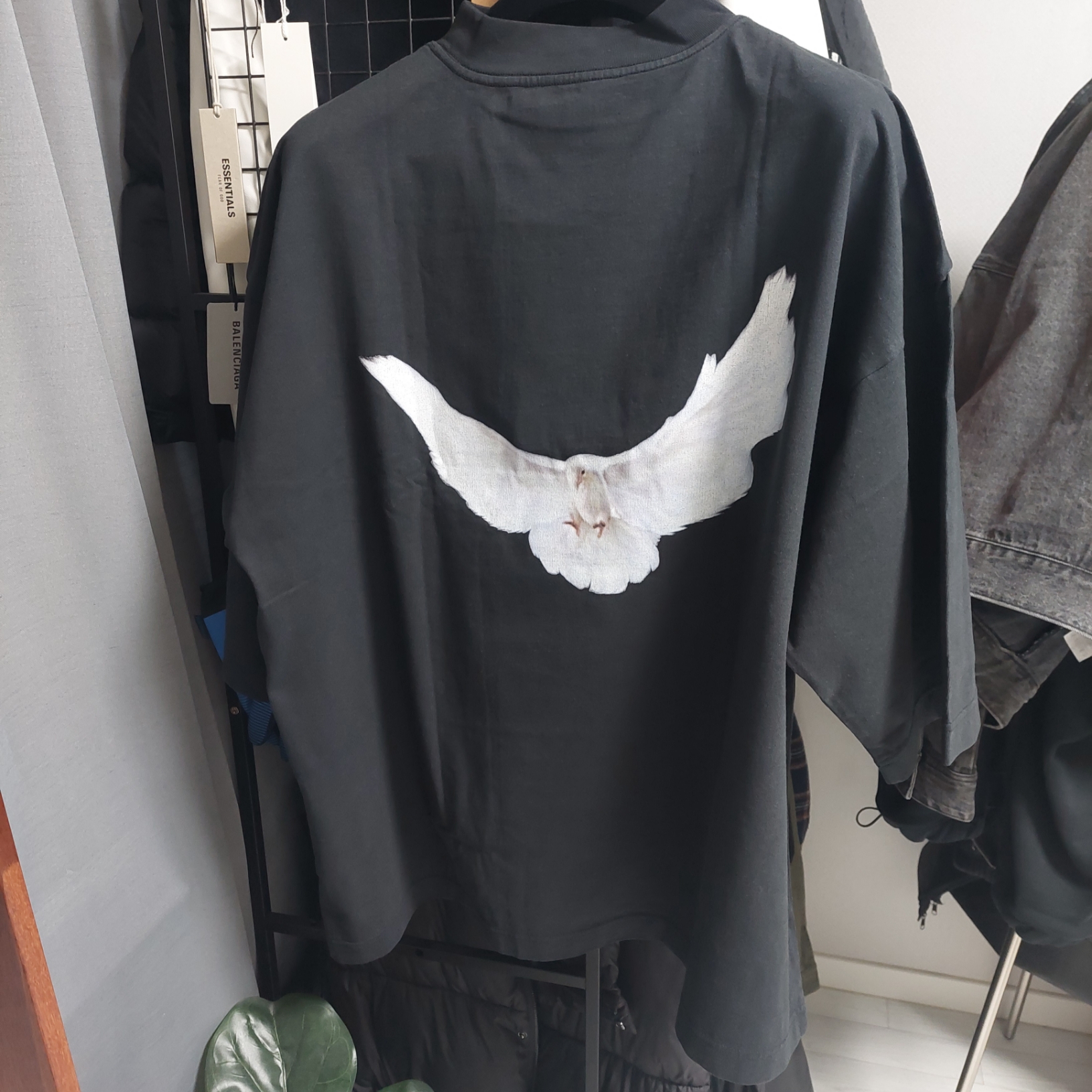 Yeezy Gap Engineered By Balenciaga Dove 3/4 Sleeve T-Shirt Black 착용 스타일