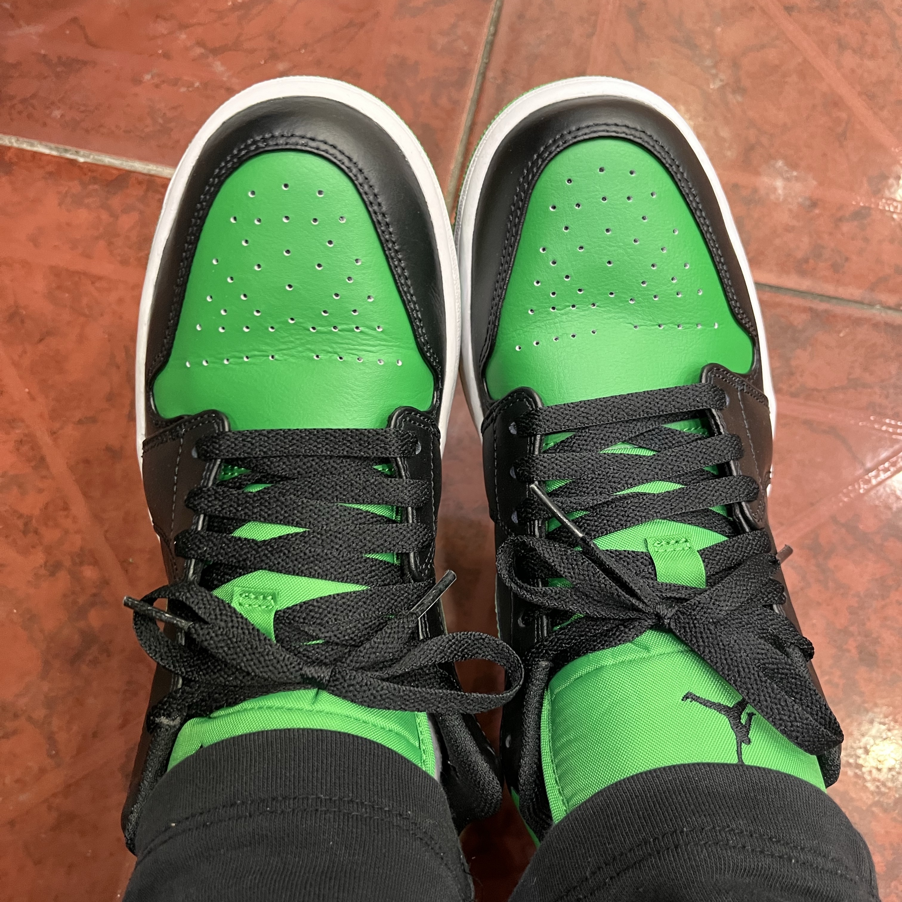Jordan 1 Low Lucky Green 착용 스타일 - 2