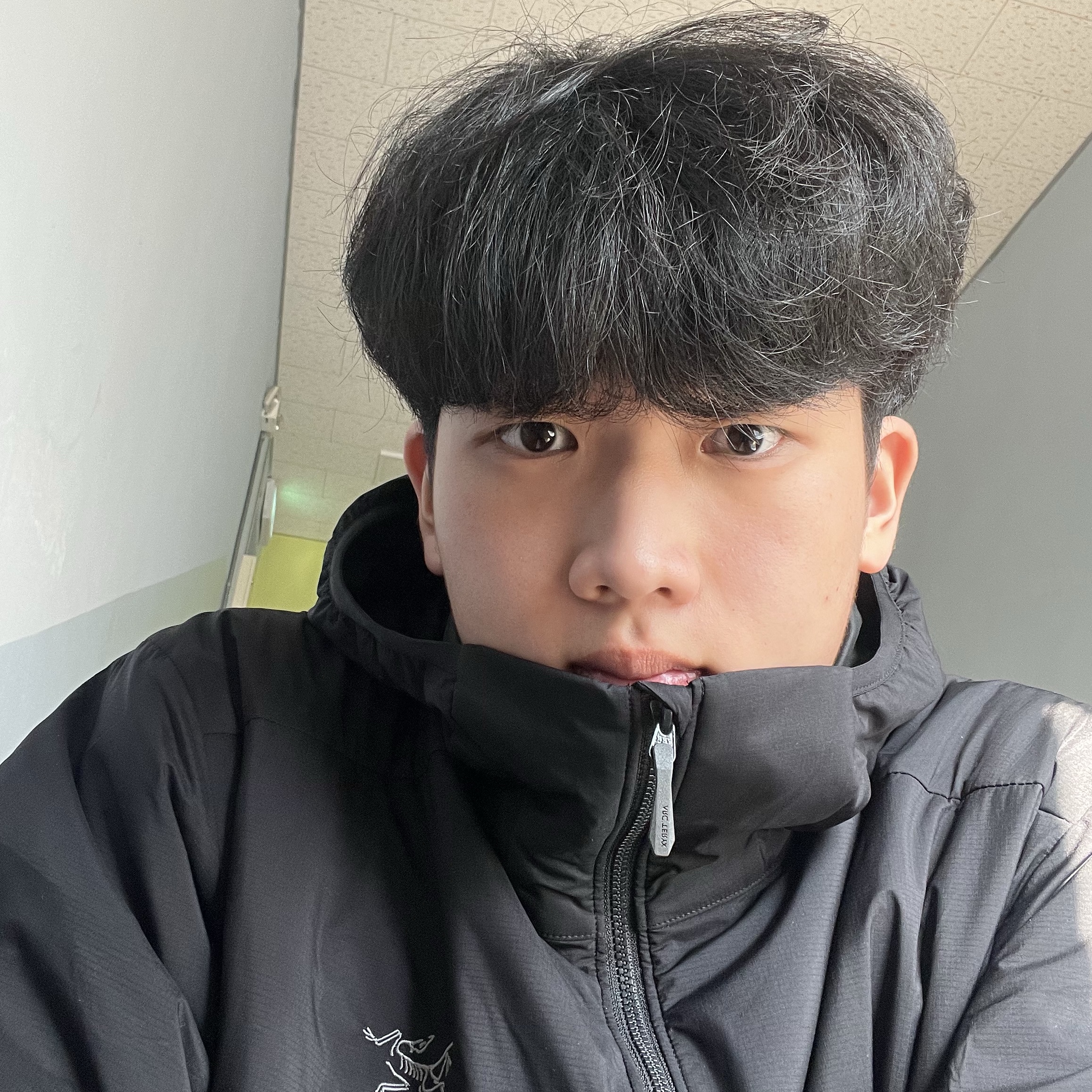Arc'teryx Atom Hoody Black, Adidas Yeezy Foam RNNR Ararat 착용 스타일 - 2