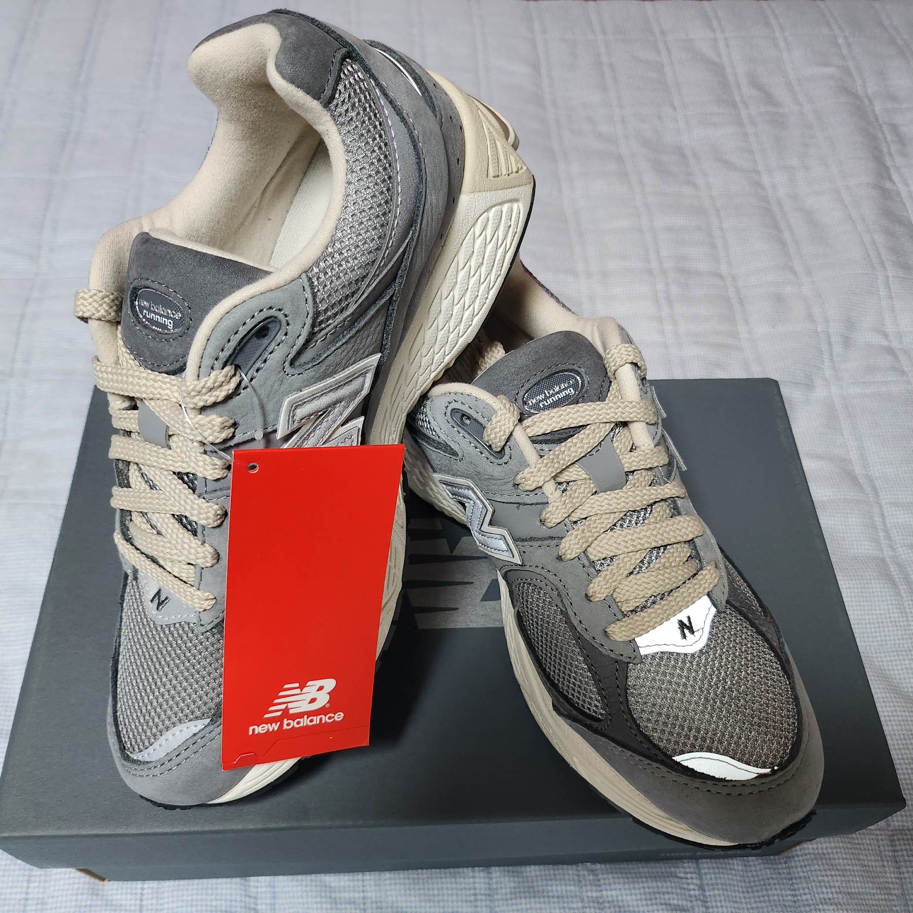 New Balance 2002R Premium Vintage Grey 착용 스타일 - 2