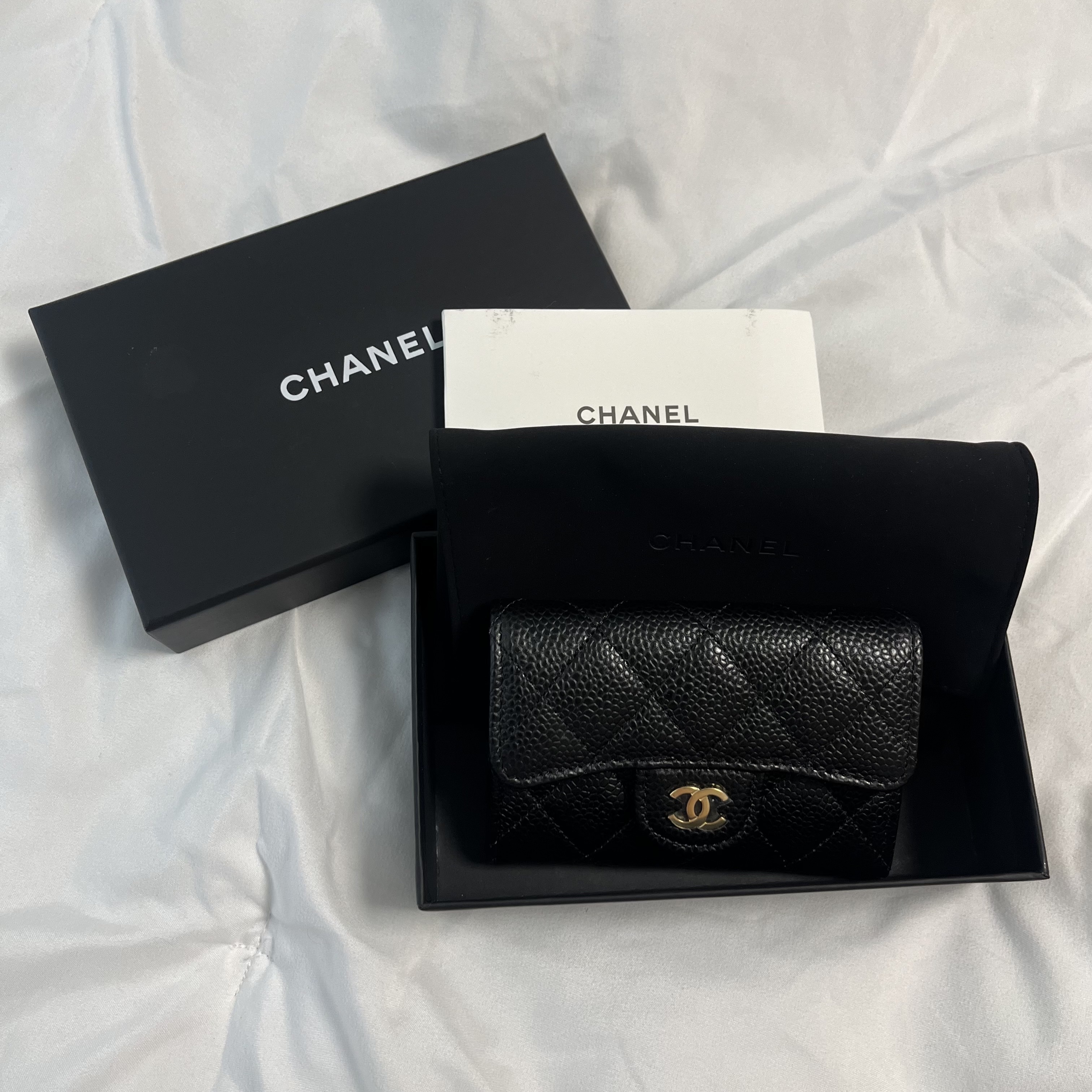 Chanel Classic Card Holder Grained Calfskin & Gold Black 착용 스타일