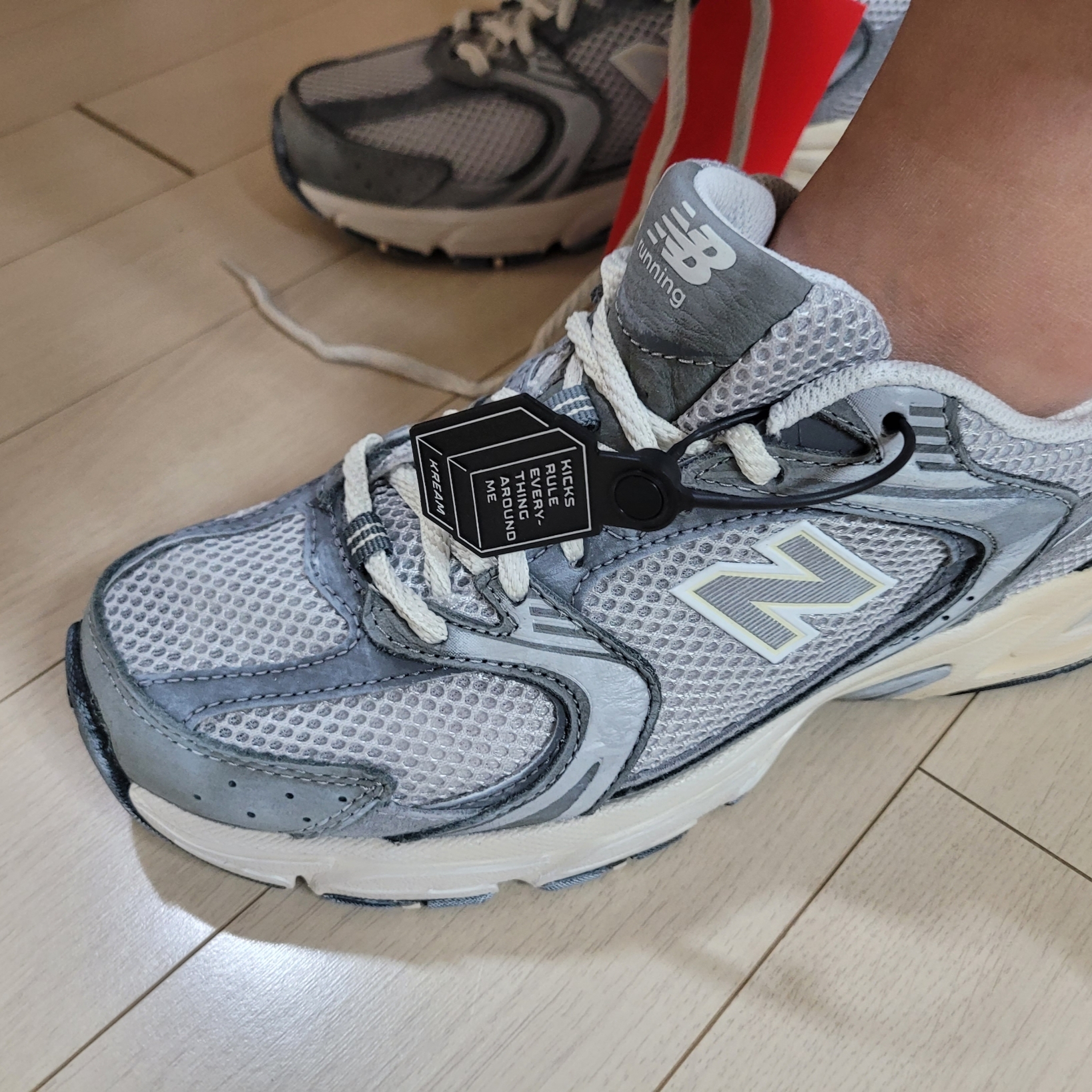 New Balance 530 Premium Vintage Grey Matter 착용 스타일 - 2