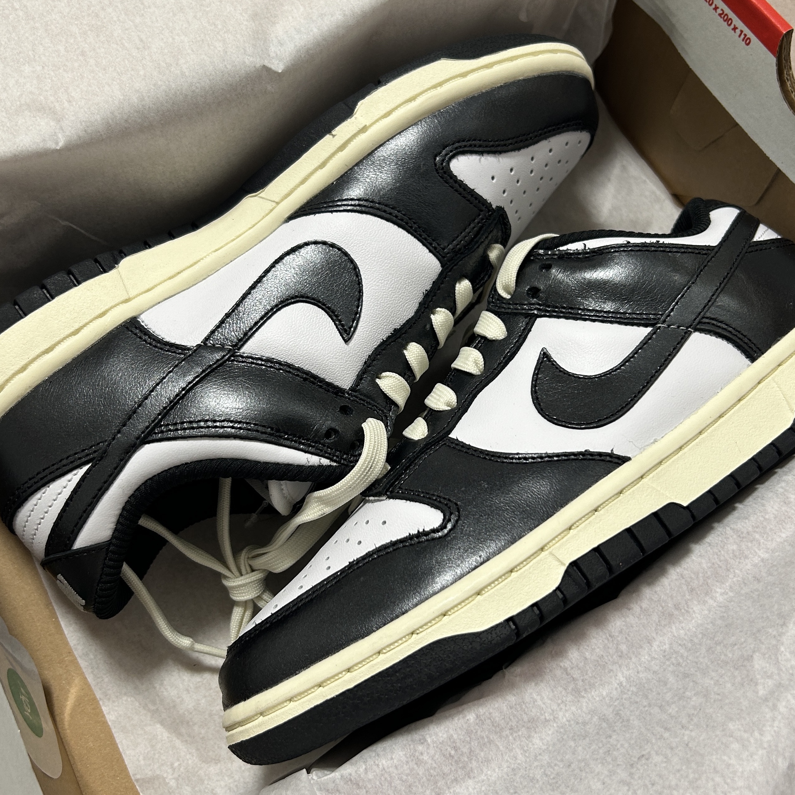 (W) Nike Dunk Low Vintage Black and White 착용 스타일 - 2