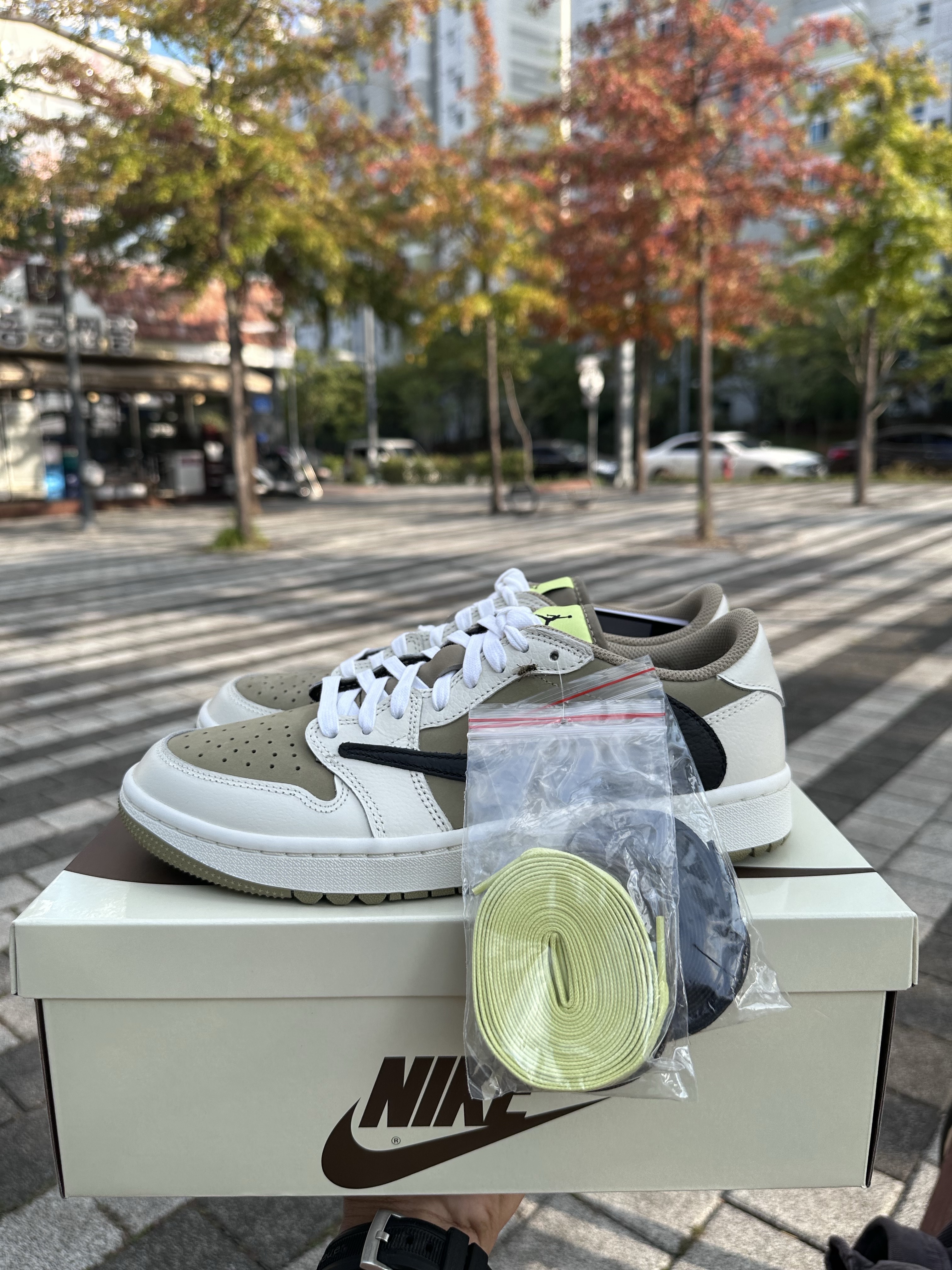 Jordan 1 x Travis Scott Retro Low Golf NRG Neutral Olive 착용 스타일 - 2