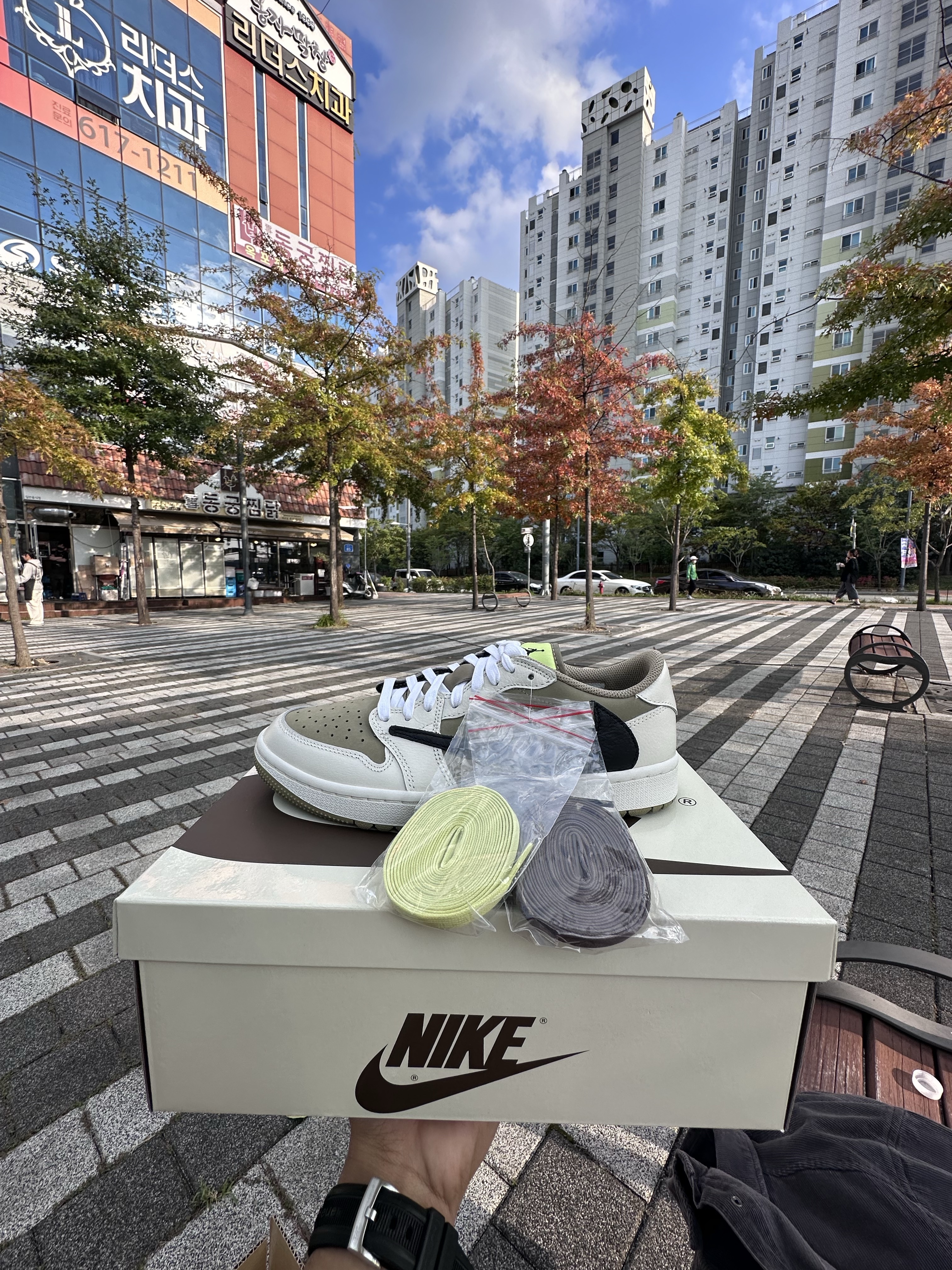 Jordan 1 x Travis Scott Retro Low Golf NRG Neutral Olive 착용 스타일 - 3