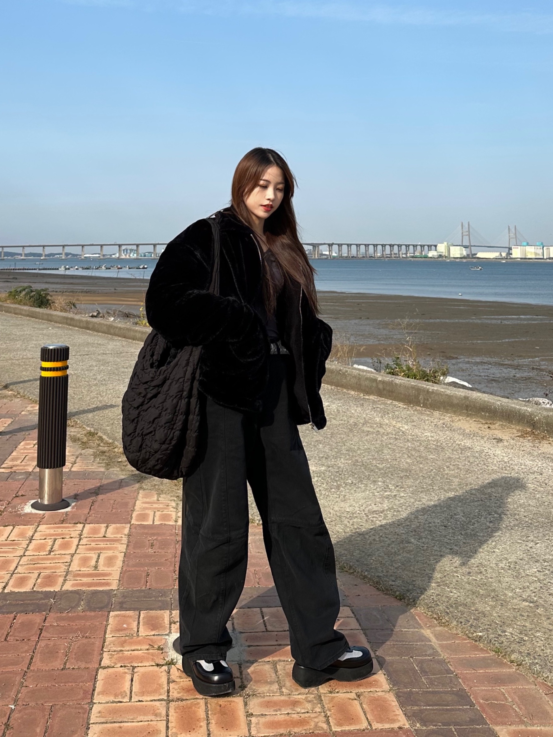 COS Quilted Oversized Shoulder Bag Black 착용 스타일 - 1