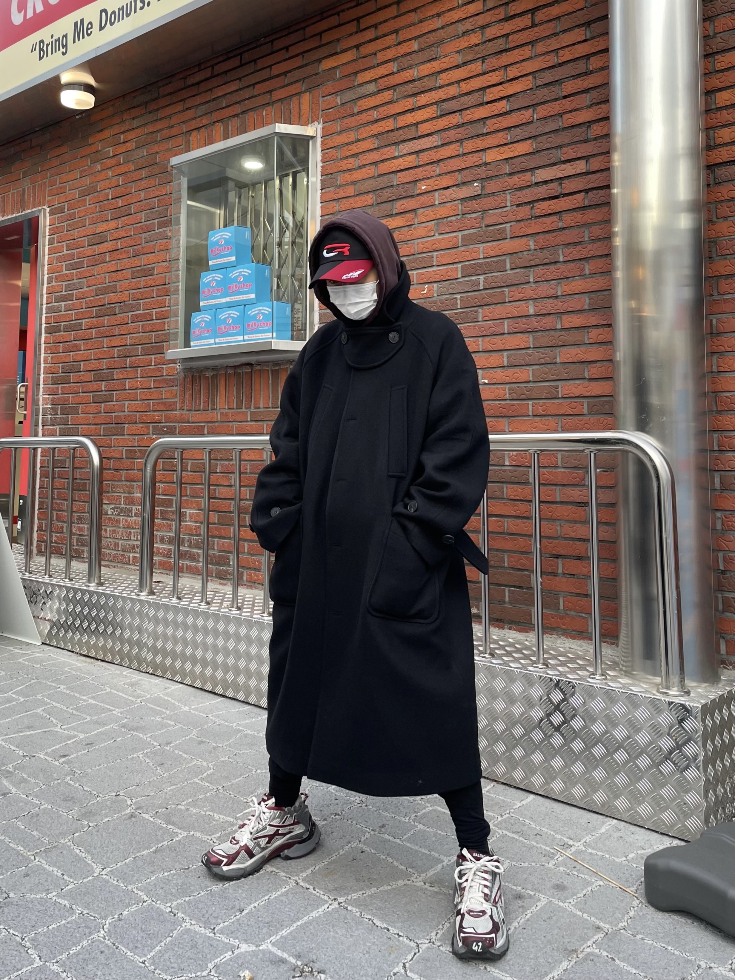 Undermycar Legion.02 Balmacaan Oversized Wool Coat Black, Balenciaga Runner Sneakers Grey Burgundy 착용 스타일