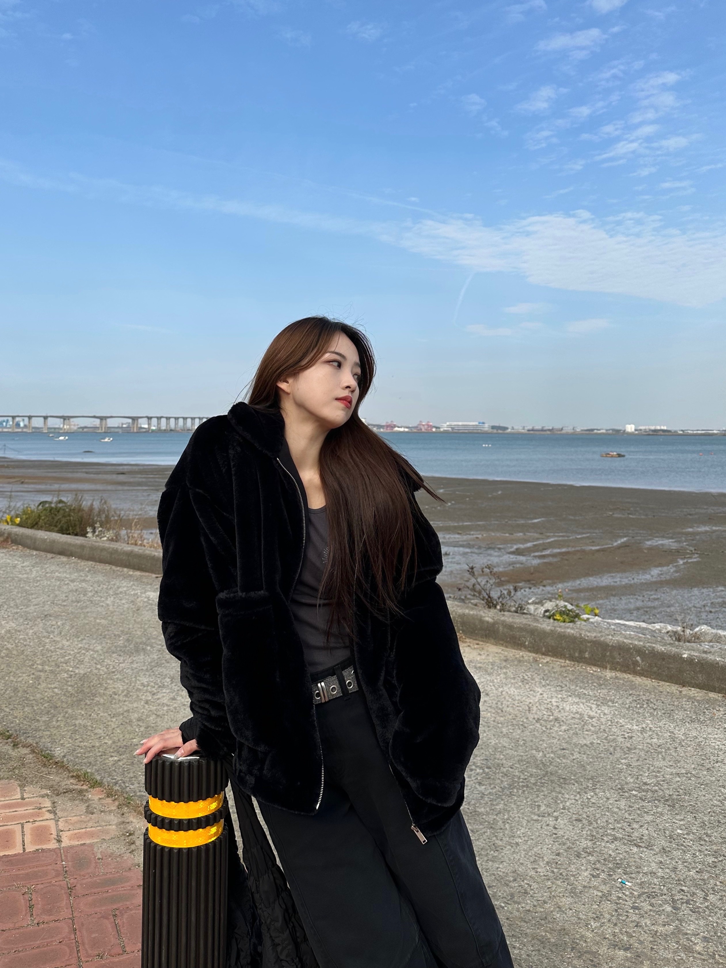 COS Quilted Oversized Shoulder Bag Black 착용 스타일 - 2