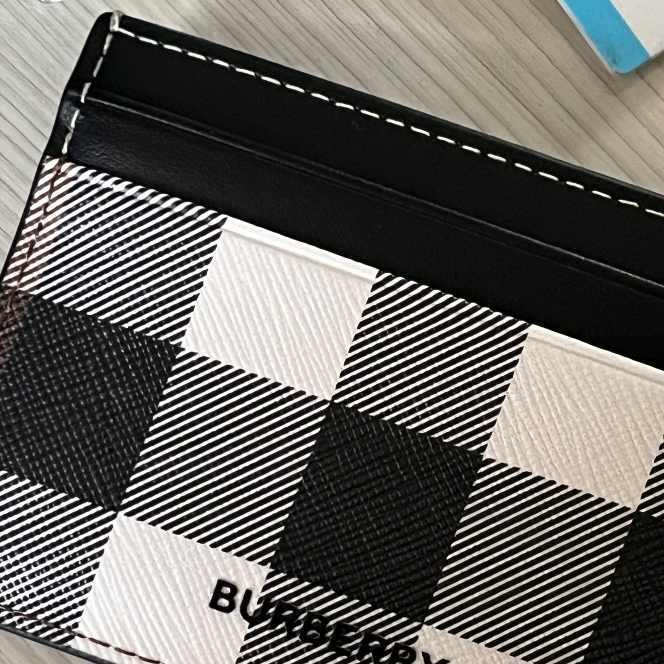 Burberry Check Leather Card Case Dark Birch Brown 착용 스타일