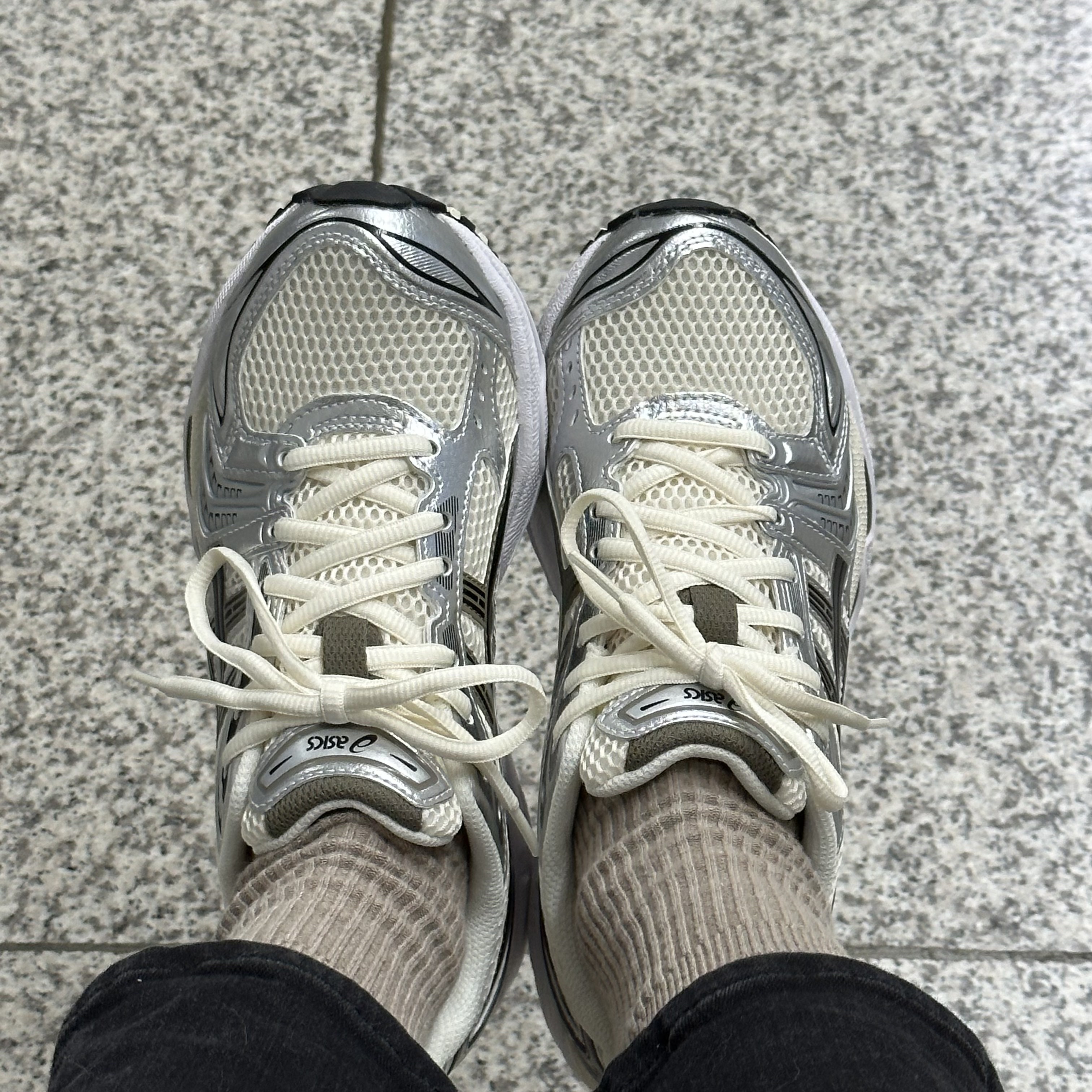 Asics Gel-Kayano 14 Cream Black 착용 스타일