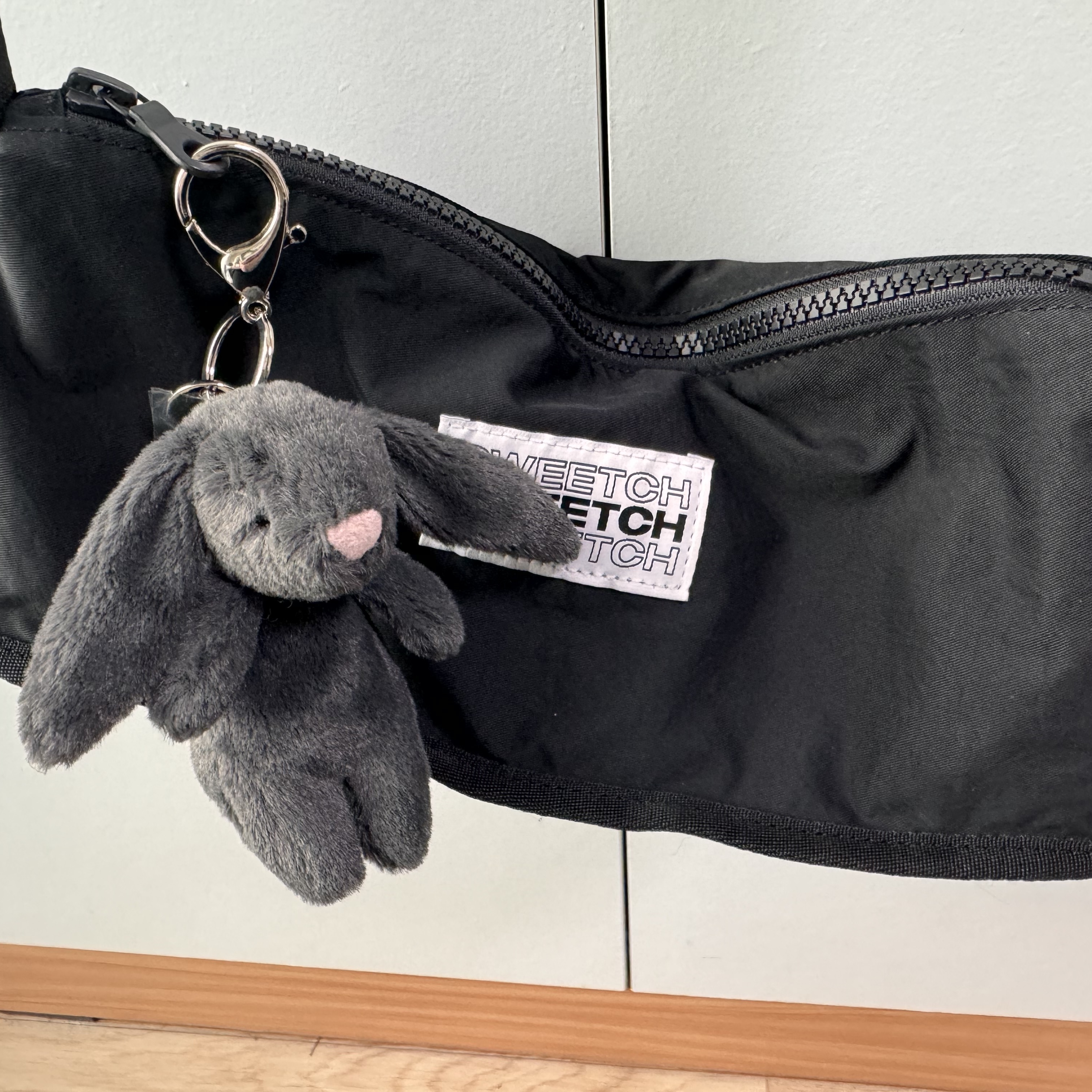 Jellycat Bashful Bunny Bag Charm Ink 착용 스타일 - 3