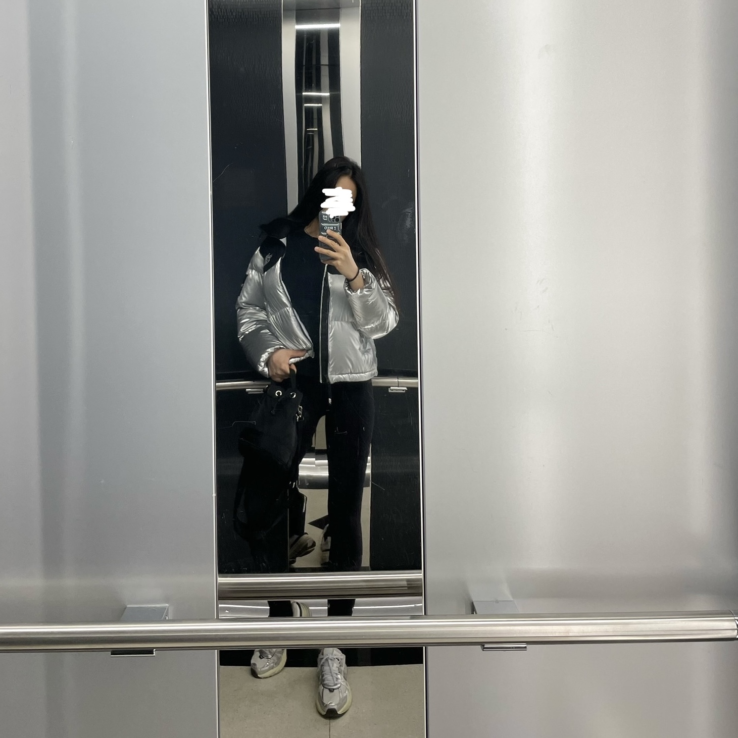 Nike V2K Run Summit White Metallic Silver, (W) The North Face White Label Novelty Nuptse Down Jacket Silver 착용 스타일