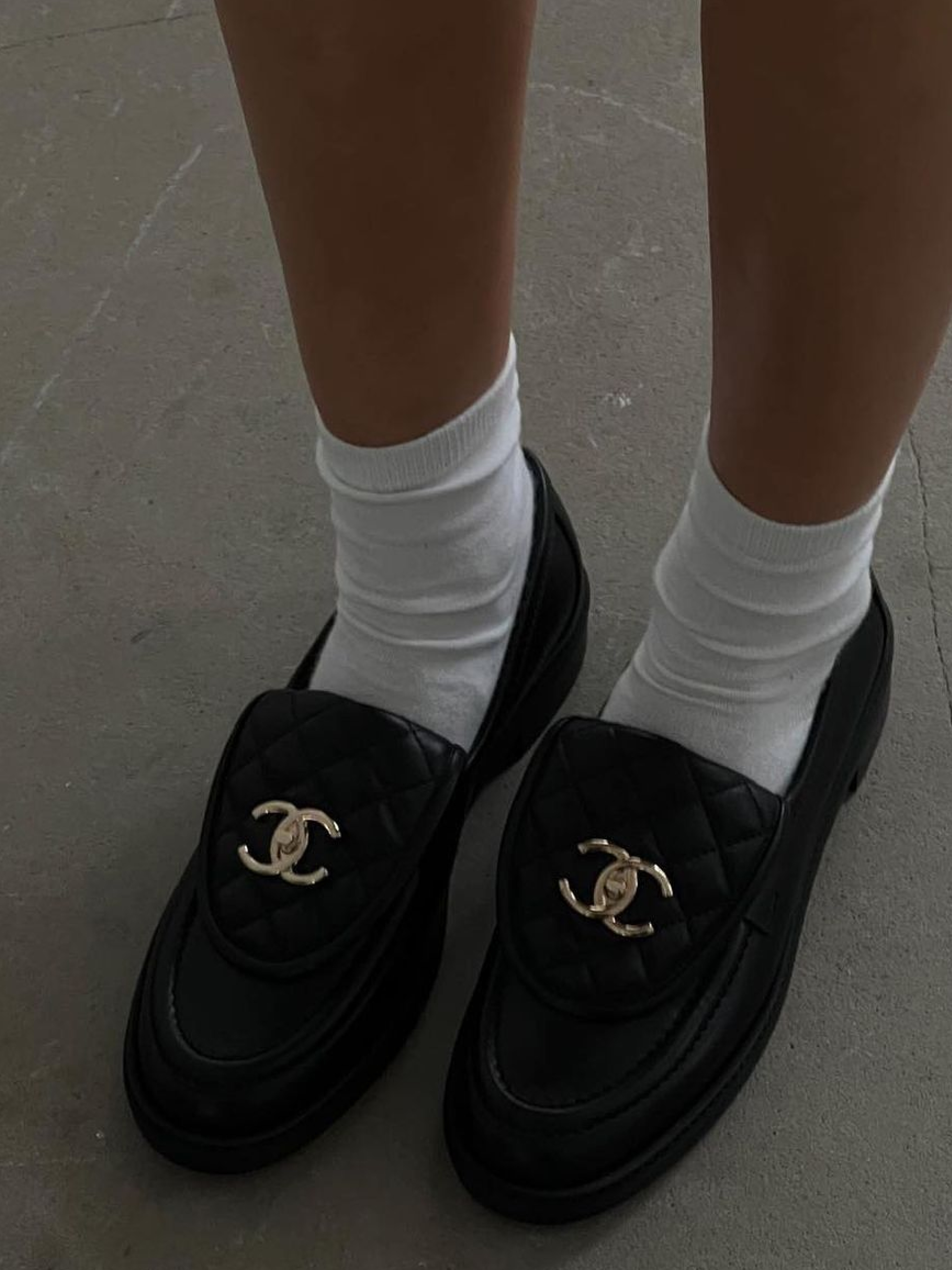 (W) Chanel Loafers Lambskin & Gold Black 착용 스타일 - 4