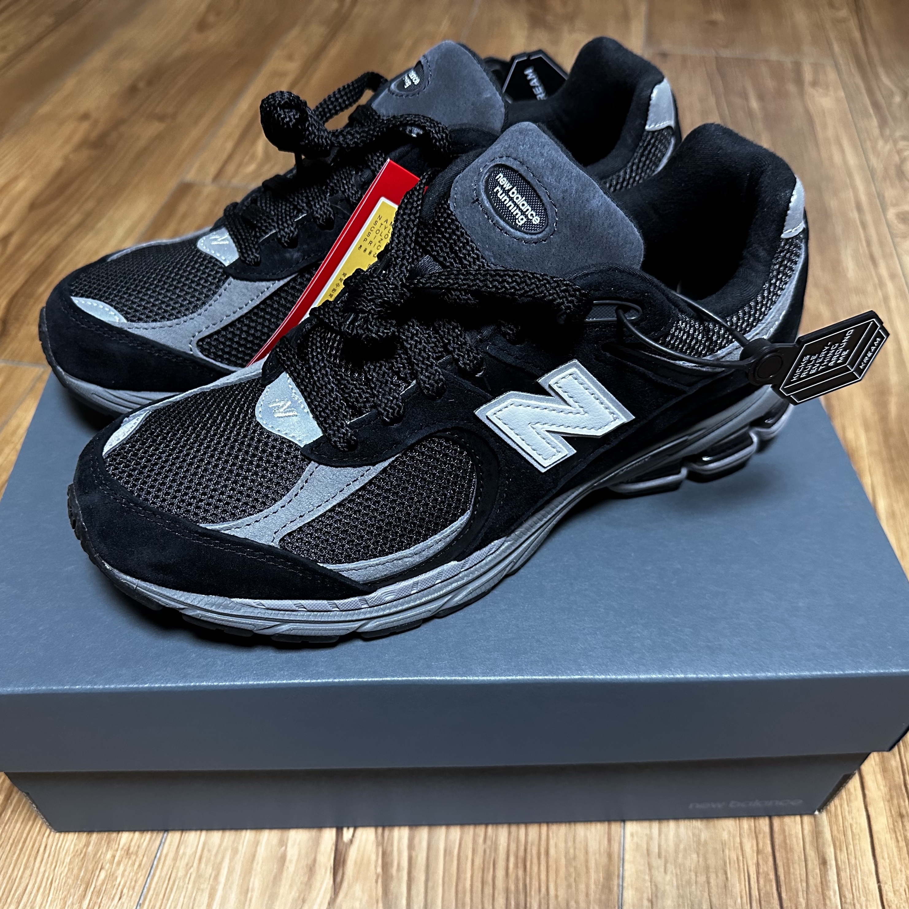 New Balance 2002R Black Dark Grey - JD Sports Exclusive 착용 스타일 - 1