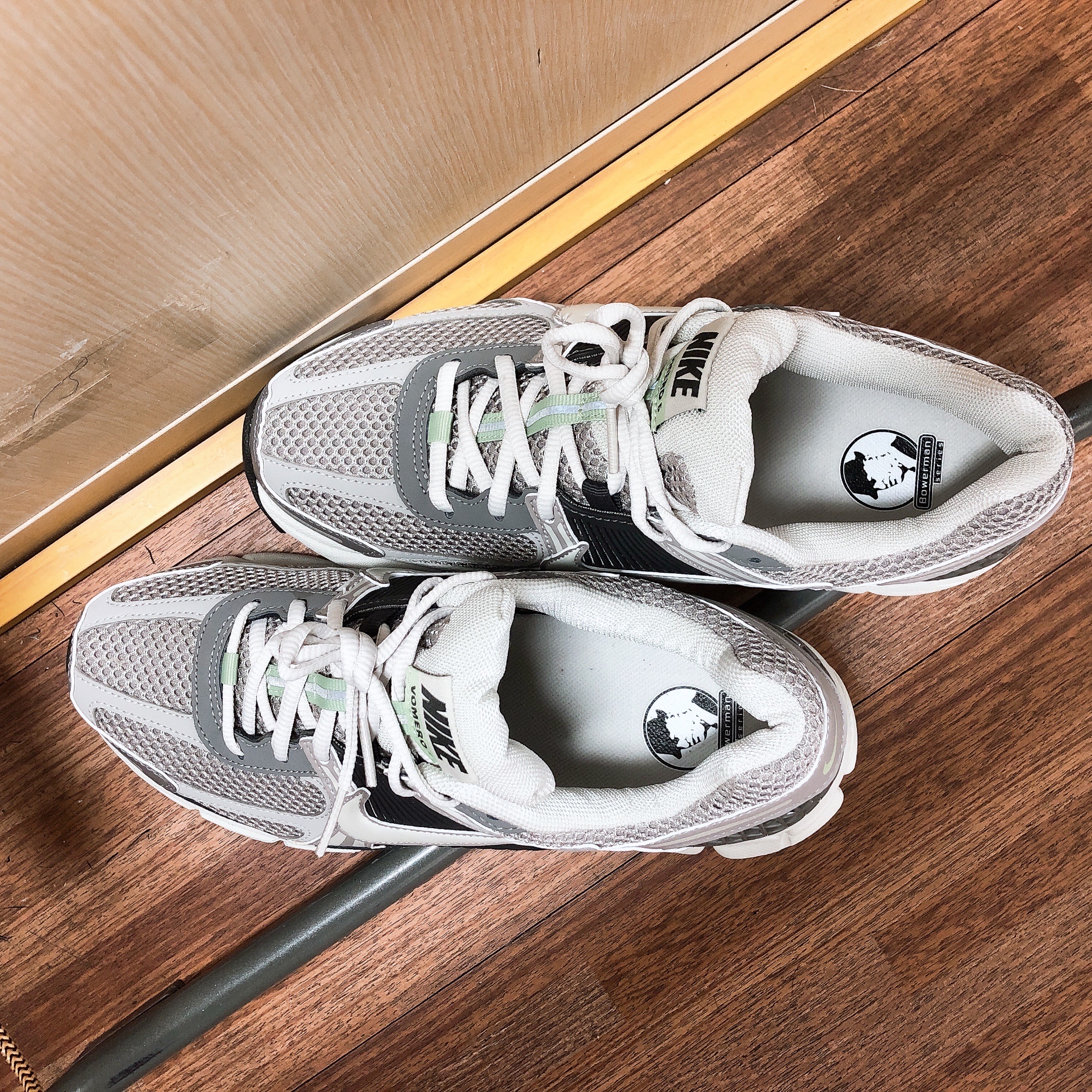 (W) Nike Zoom Vomero 5 Cobblestone and Flat Pewter 착용 스타일