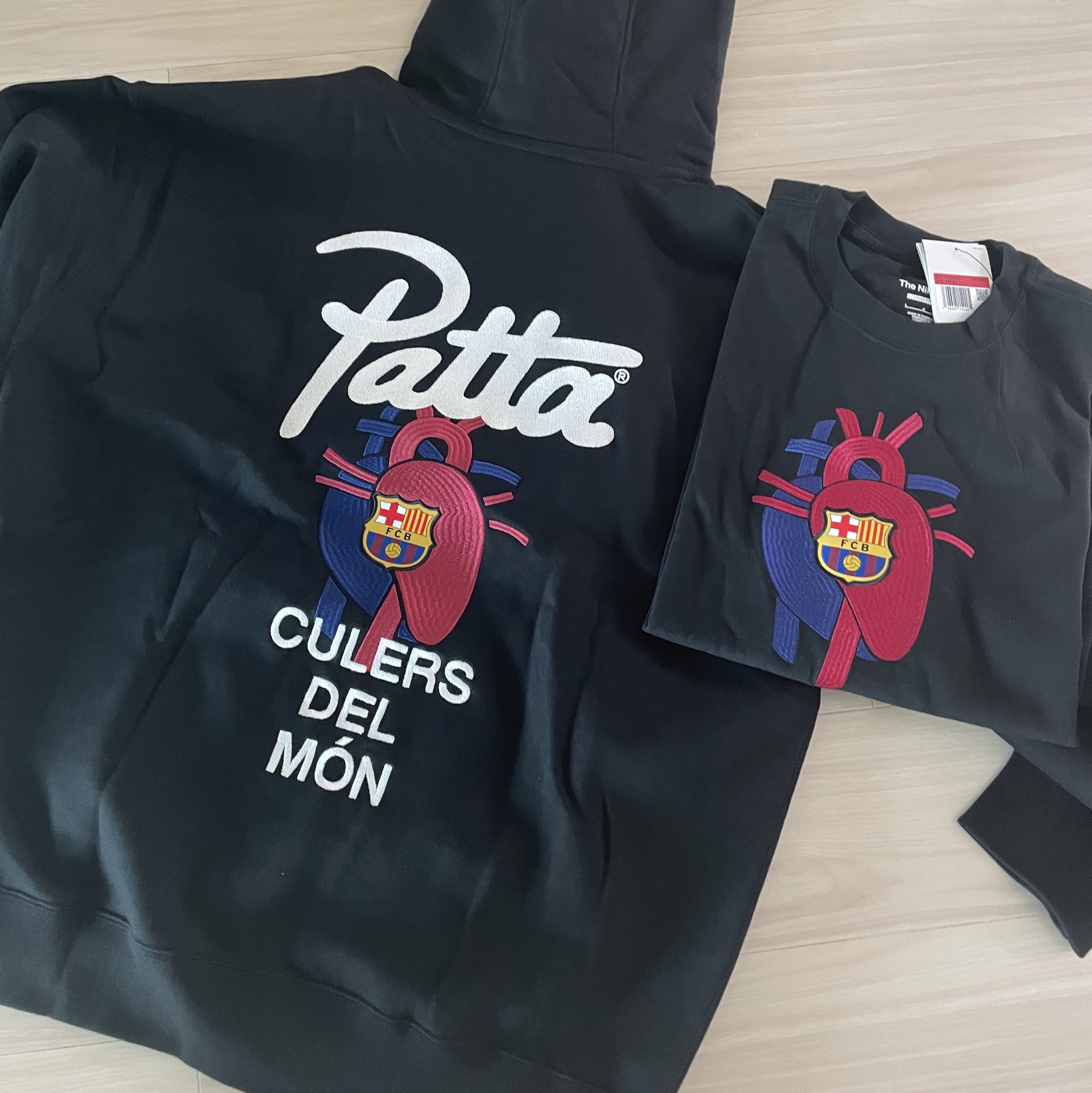 Nike x Patta x FC Barcelona Solo Swoosh Hoodie Culers del Món (FD4147-010), Nike x Patta x FC Barcelona Max90 T-Shirt Culers del Món (FJ4208-010) 착용 스타일