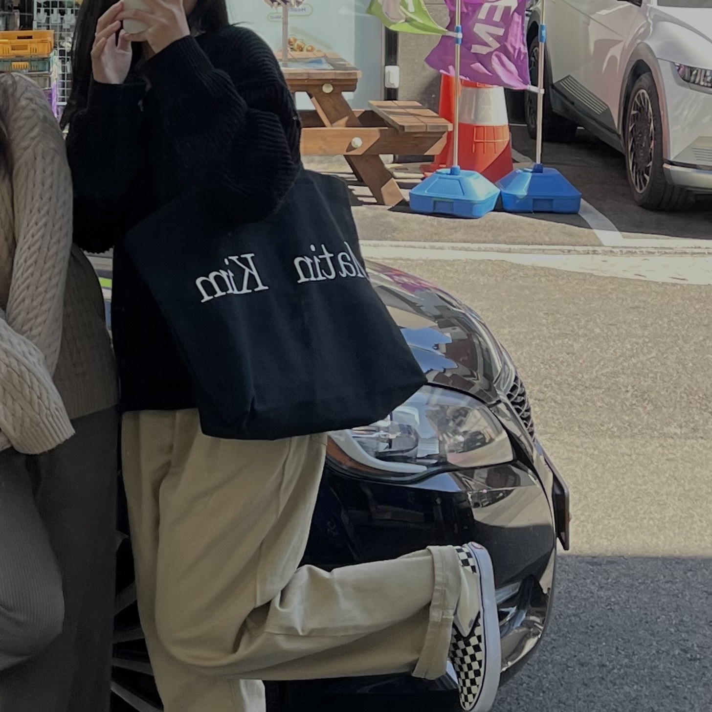 Matin Kim Matin Logo Ecobag Black, Vans Slip-On Checkerboard 착용 스타일 - 2