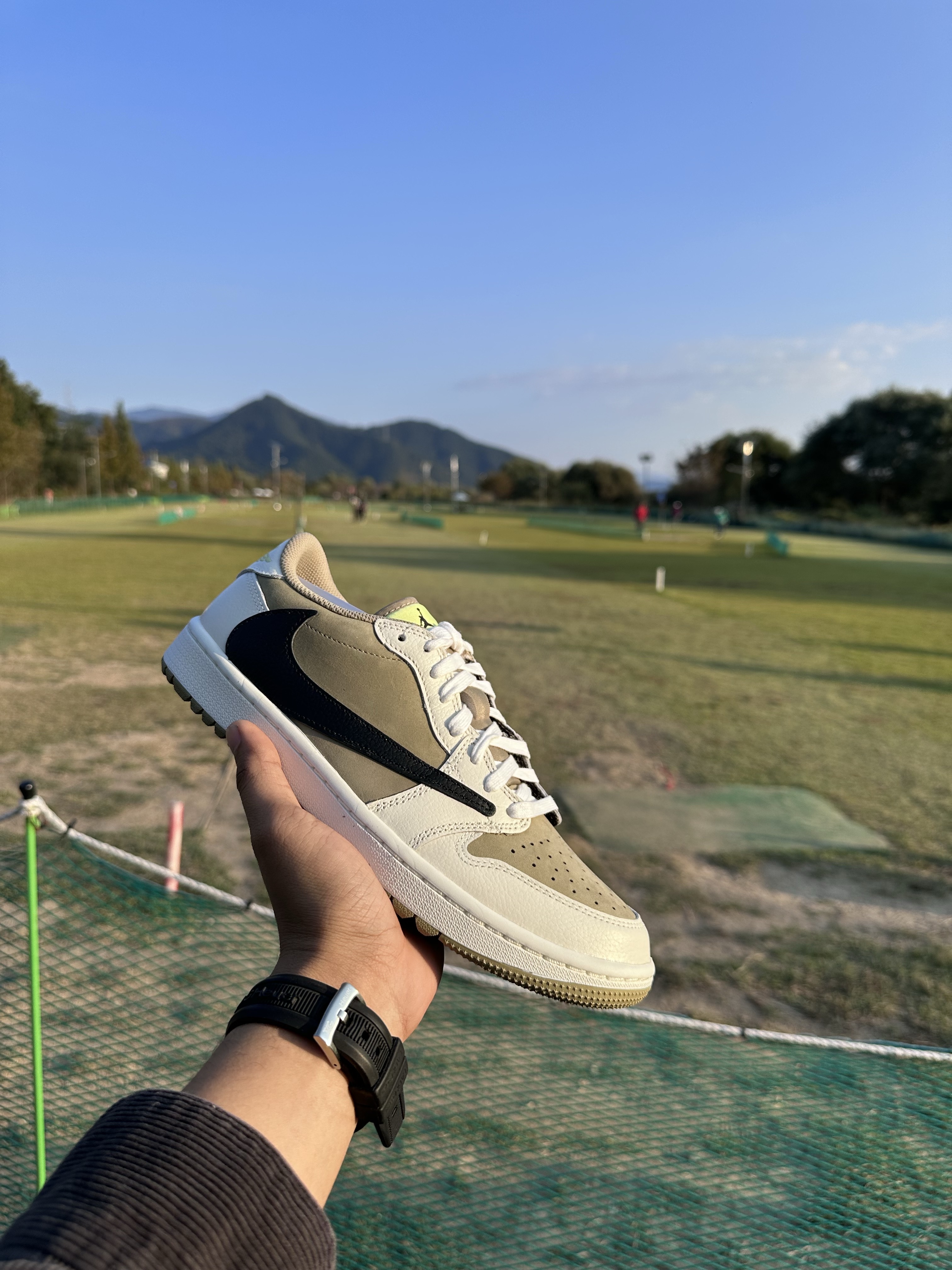 Jordan 1 x Travis Scott Retro Low Golf NRG Neutral Olive 착용 스타일 - 1