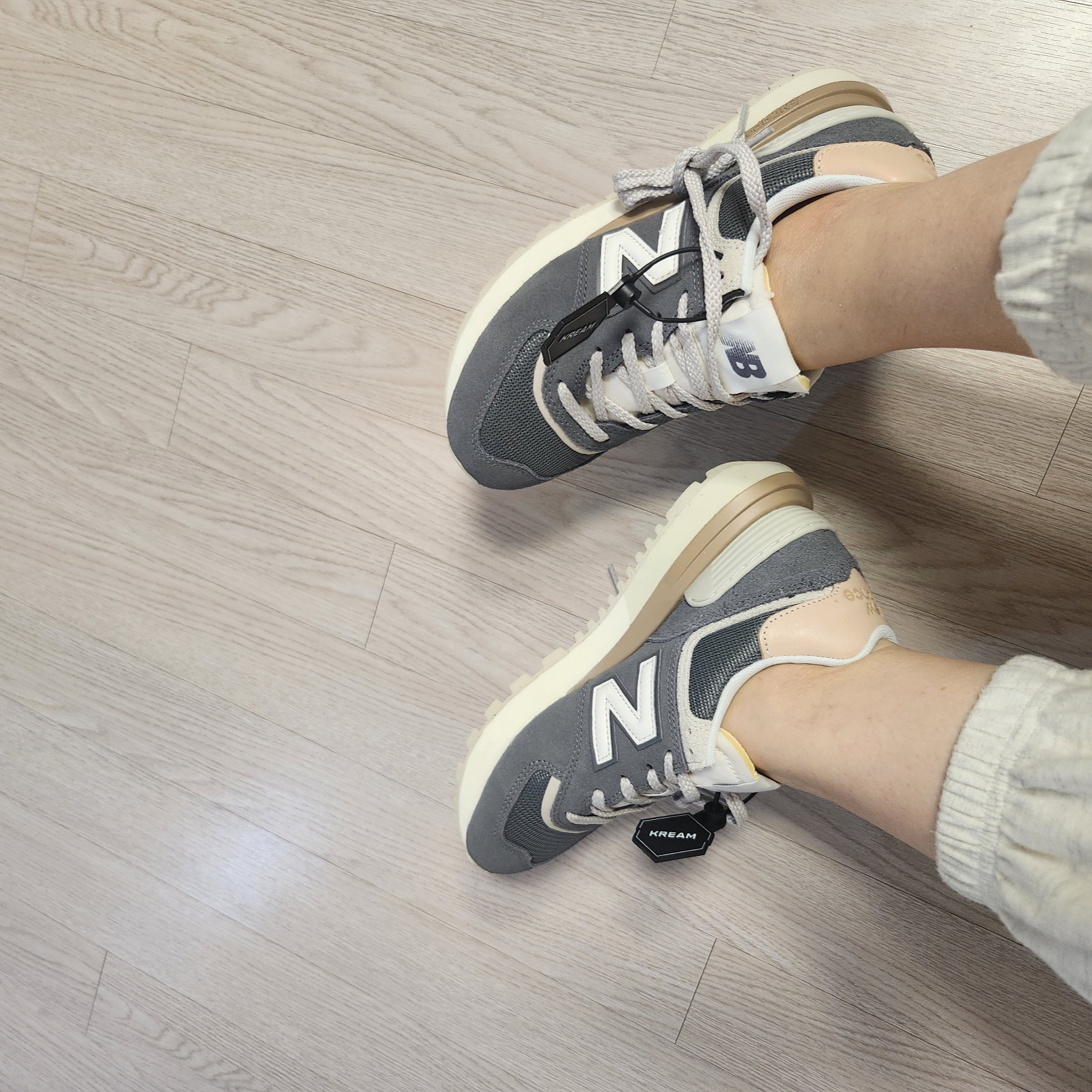 New Balance 574 Legacy Apollo Grey 착용 스타일