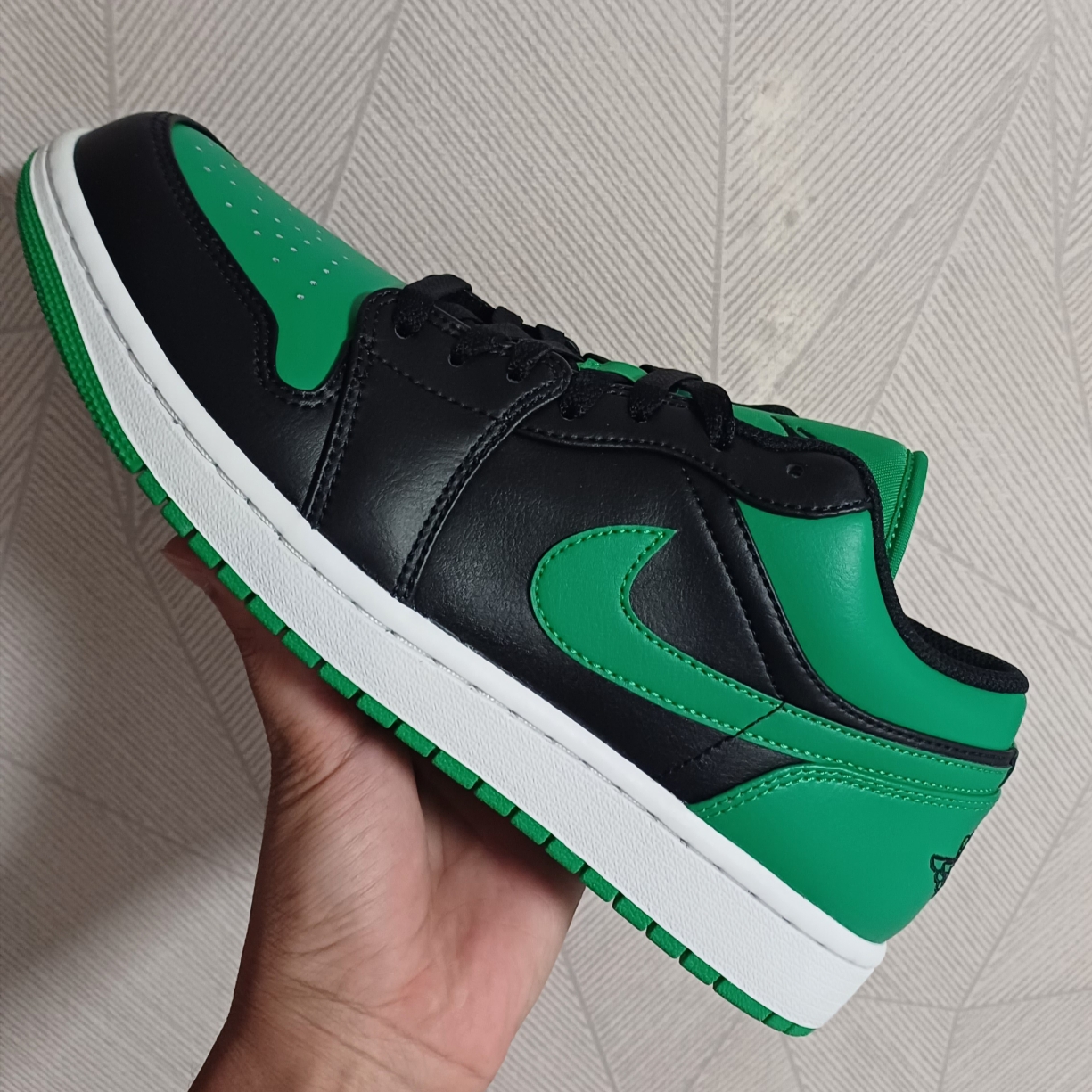 Jordan 1 Low Lucky Green 착용 스타일 - 1