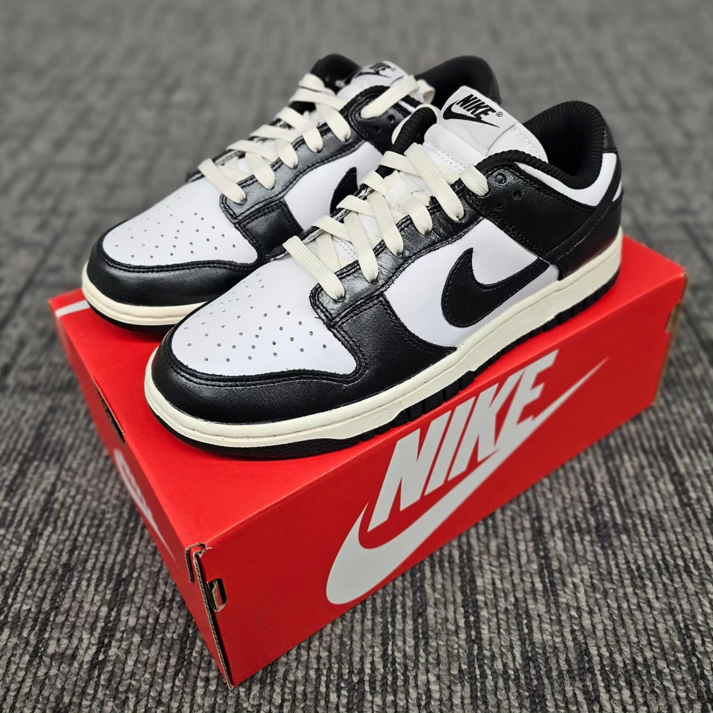 (W) Nike Dunk Low Vintage Black and White 착용 스타일 - 2