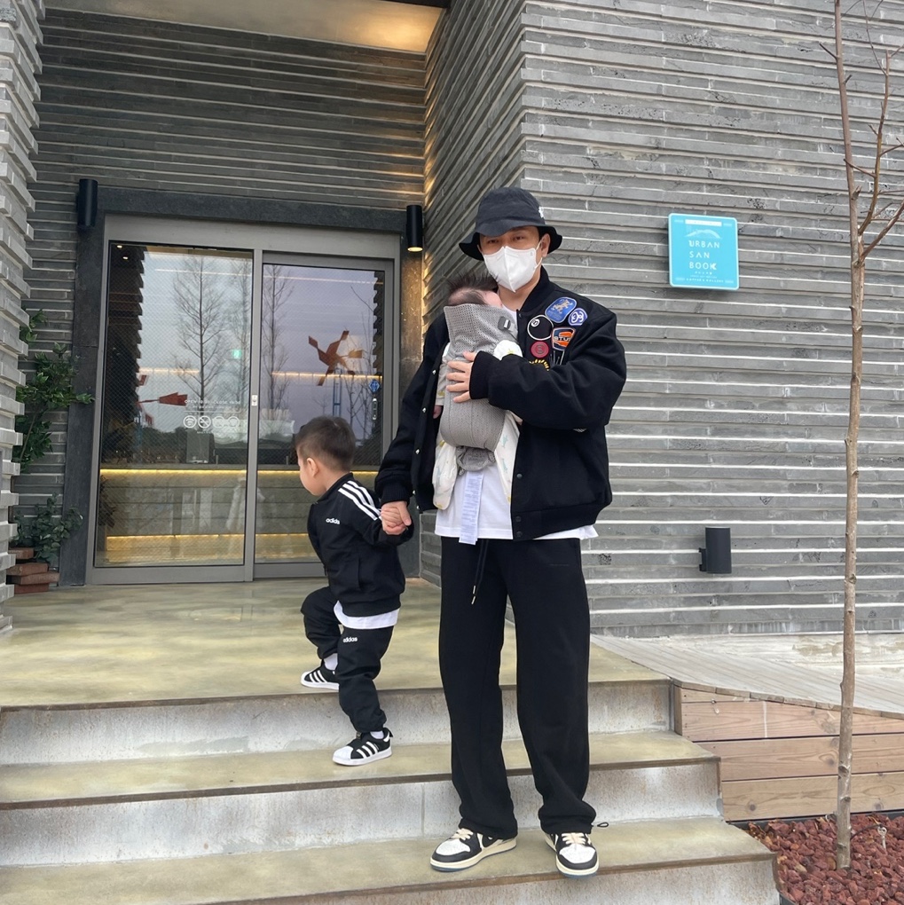 Stussy Souvenir Stadium Bomber Black, Nike x Stussy Bucket Hat Black 착용 스타일 - 3