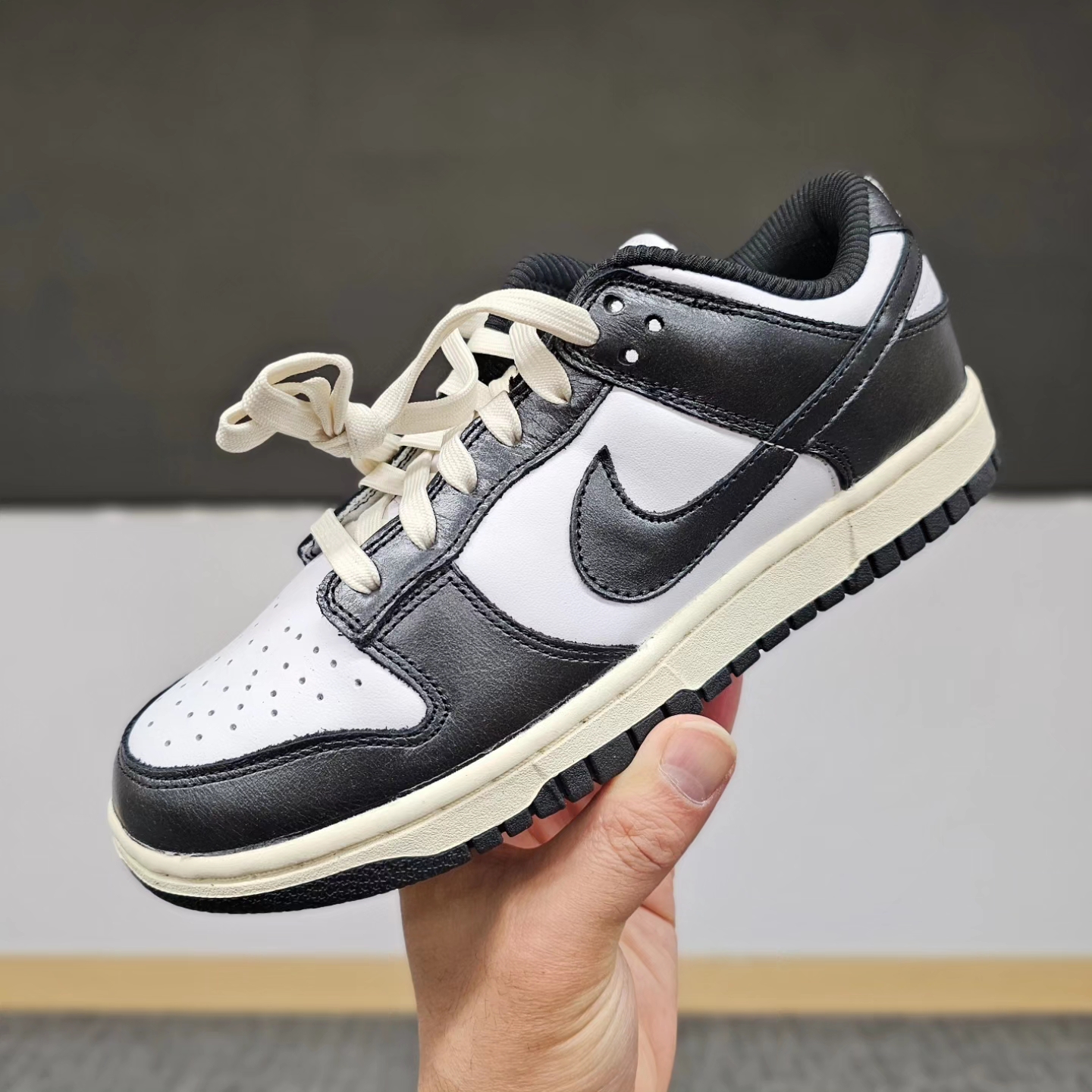(W) Nike Dunk Low Vintage Black and White 착용 스타일 - 4