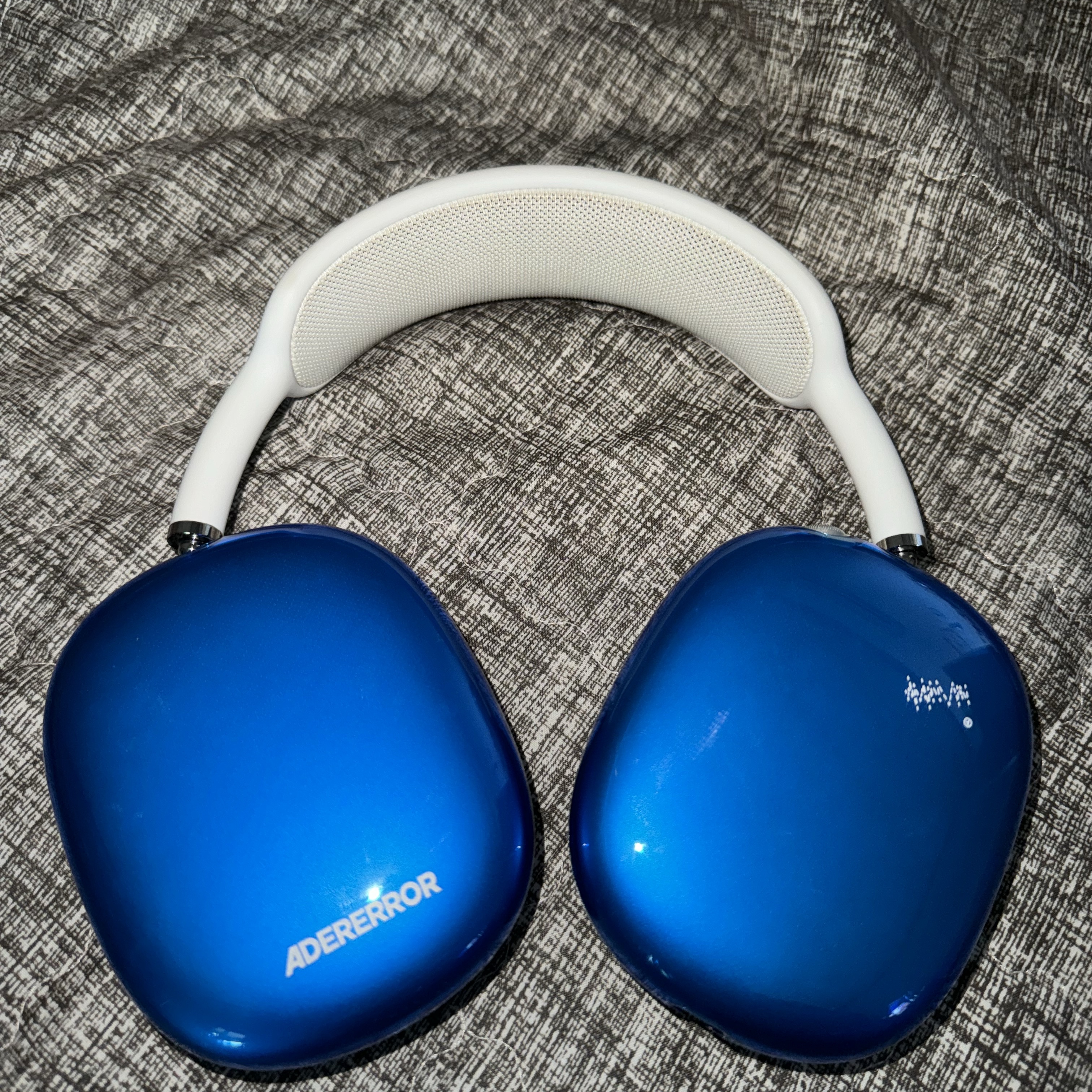 Ader Error Standic AirPods Max Case Z-Blue 착용 스타일 - 2