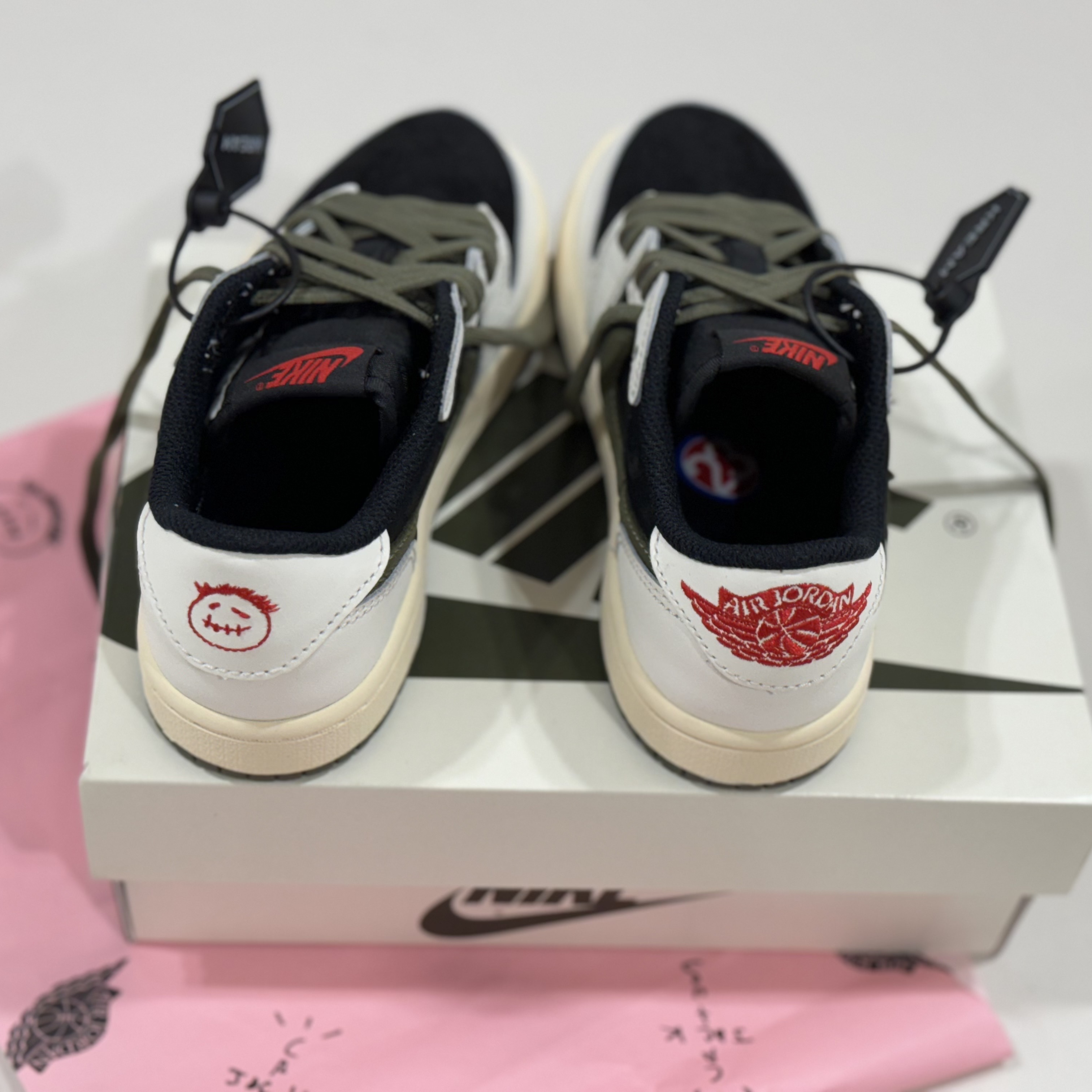 (PS) Jordan 1 x Travis Scott Retro Low OG SP Medium Olive 착용 스타일 - 2