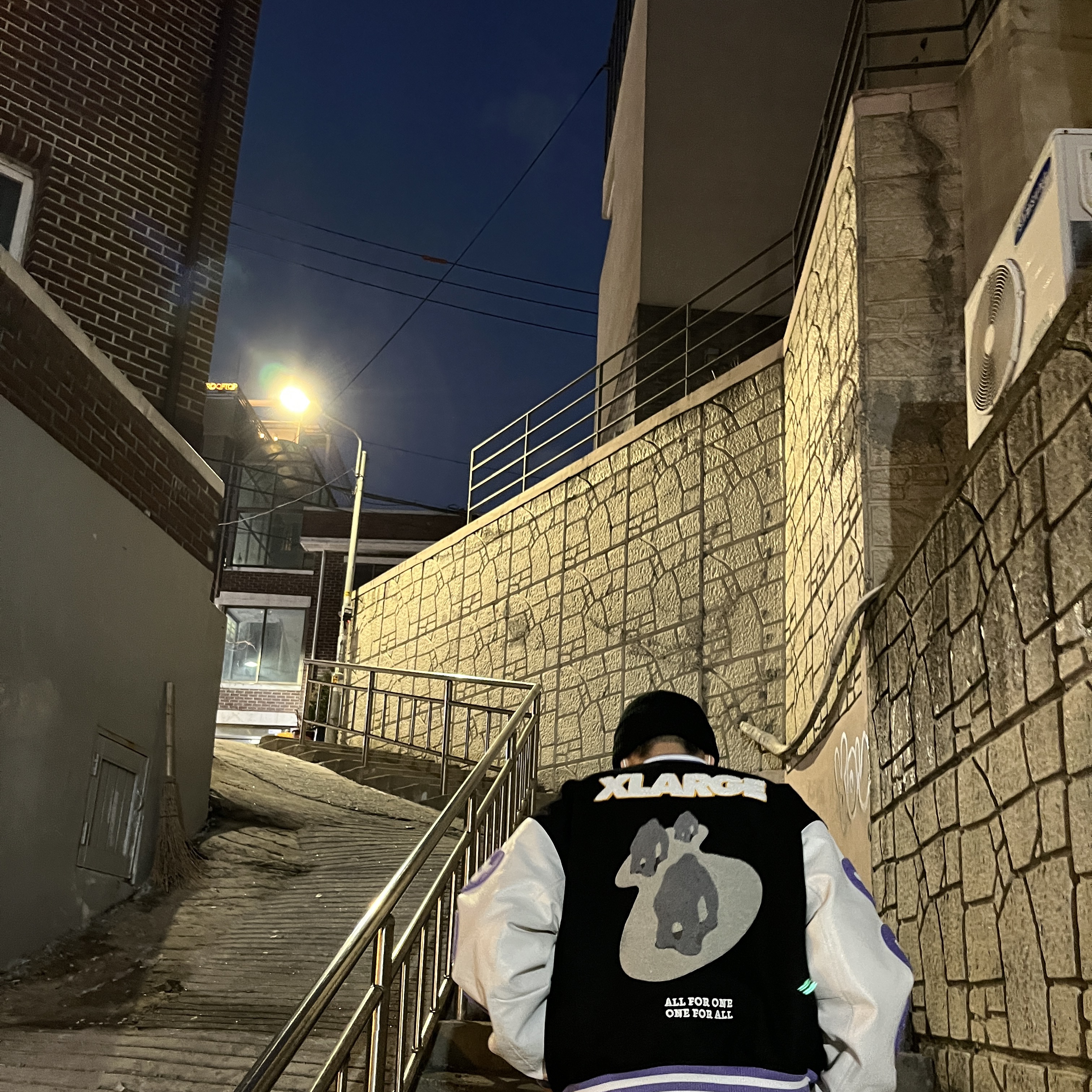 Vandy The Pink x XLarge Varsity Jacket 착용 스타일 - 1