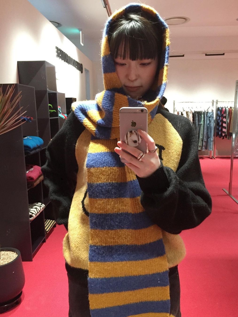 Thevinylhouse Mohair Striped Scarf Green, Thevinylhouse Mohair Jacquard Sweater Yellow 착용 스타일